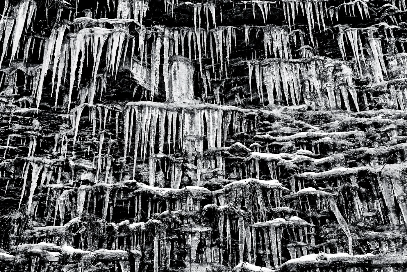 An entire wall of icicles © Paul Nguyen