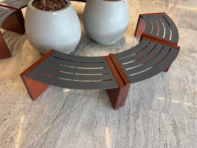 Organic com pés em madeira.png