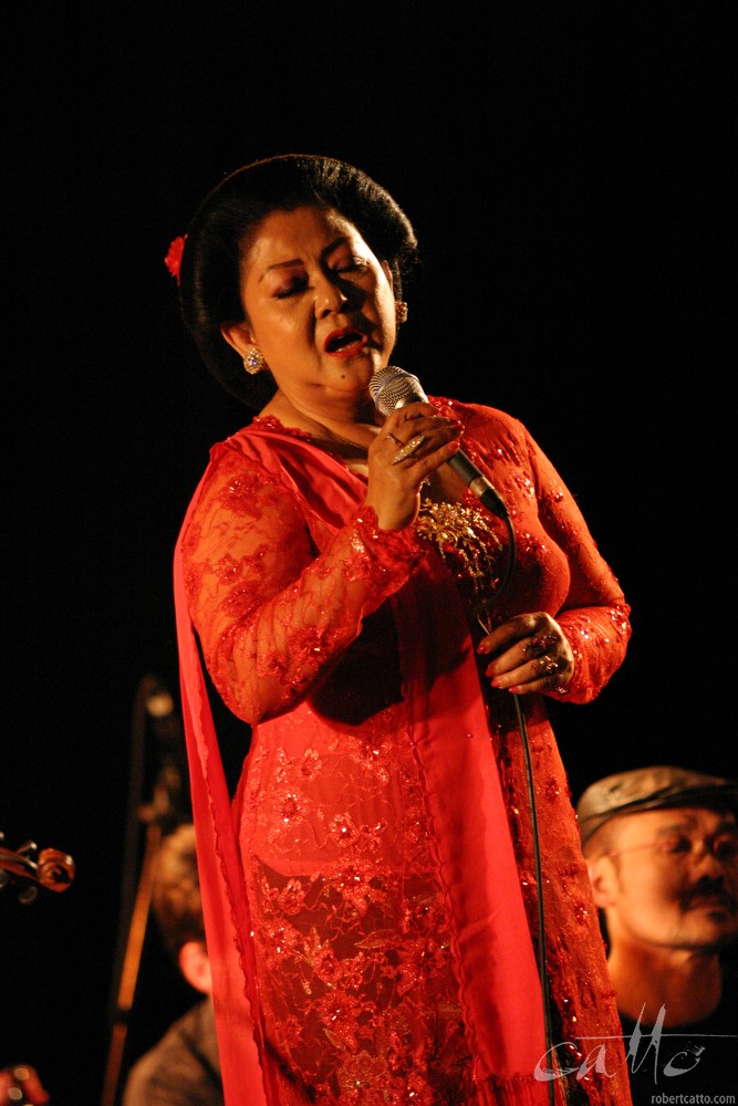 Waldjinah at the Wellington International Jazz Festival 2003.