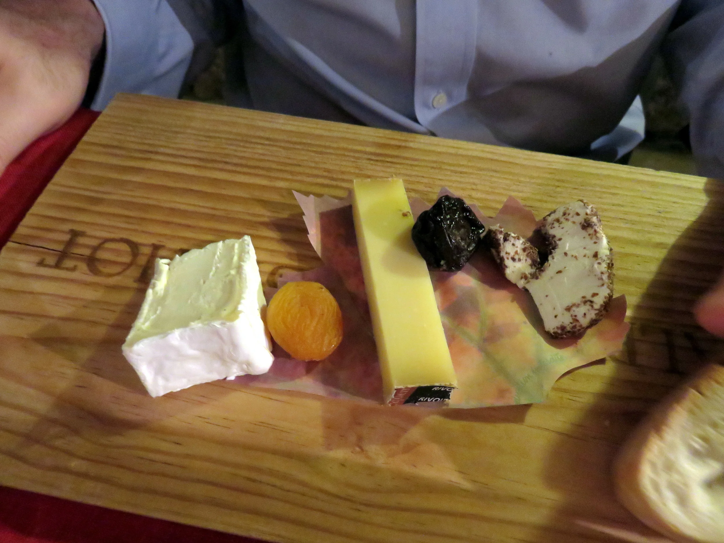 Brillat-Savarin, Comté, Délice de Pommard / The cheese plate at the excellent Le Conty in Beaune. Get a table in the wine cellar. / L'assiette de fromage à l'excellent Le Conty à Beaune. Conseil : reserver dans leur caveau. 