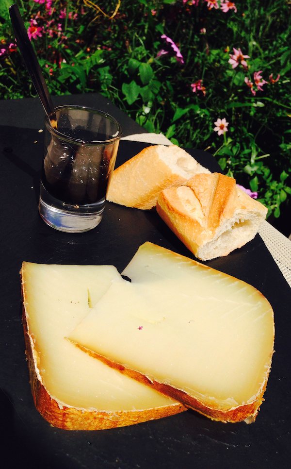 L'Ossau-Iraty avec de la confiture de cerises noires, son condiment typique dans le pays basque. Notre dessert sur la terrasse ensoleillée du restaurant extra Cornelius à Levallois Perret.