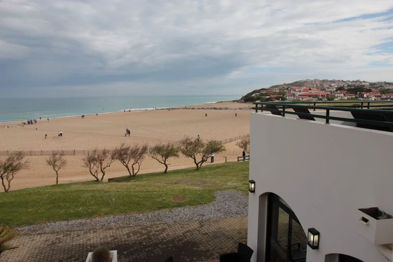 Vue du balcon de l'Hôtel Vacanciel La Frégate à Bidart, lieu du moment sublime avec un bout de fromage.