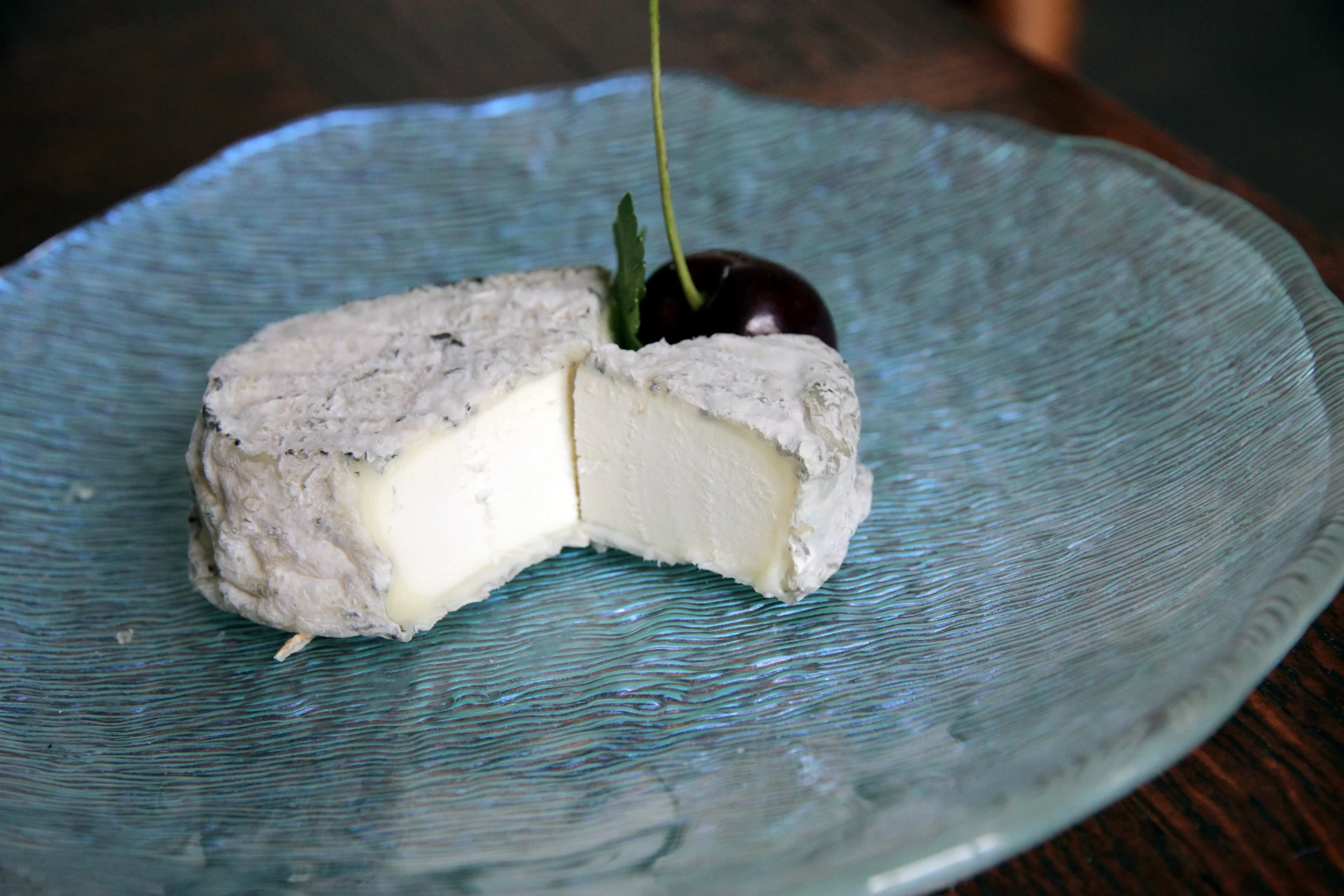 Le chèvre fermier avec sa croûte cendrée.