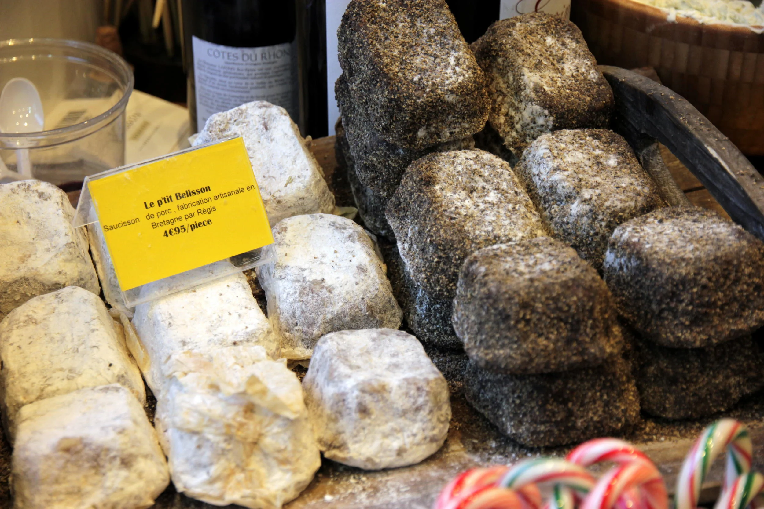Saucisson d'un producteur bréton et fromage de brebis aux herbes.