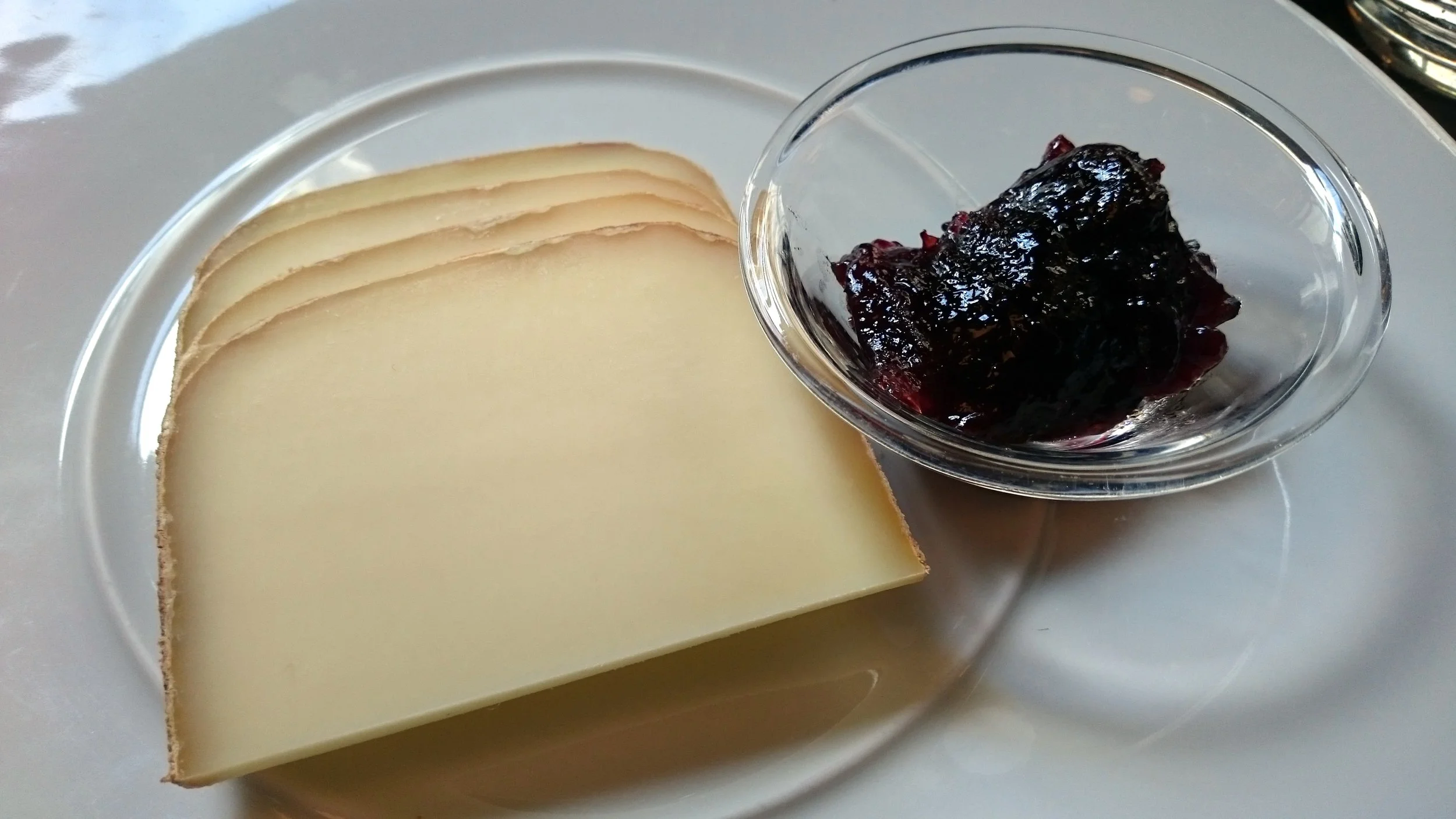 Ossau-Iraty and its typical condiment: black cherry jam.
