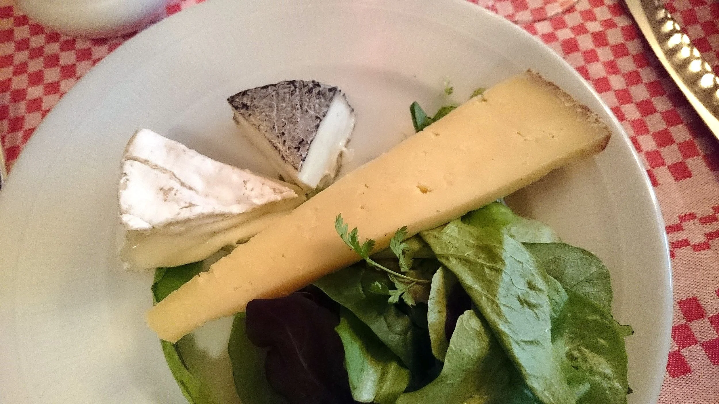 L'assiette de la Fontaine de Mars : un camembert, chèvre cendré, et triangle de Salers