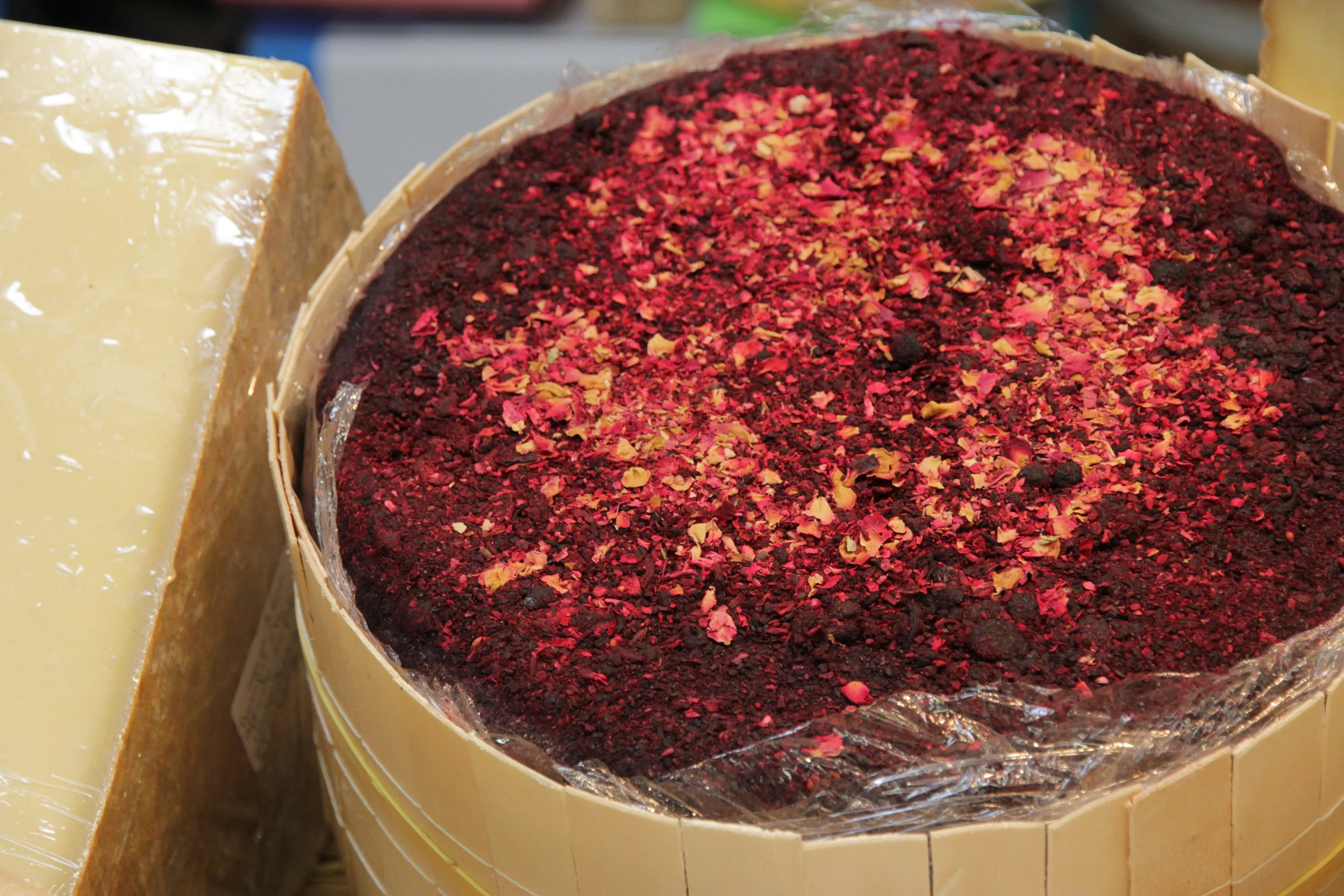Un fromages incrusté aux pétales de fleurs, que je n'ai pas pu goûter