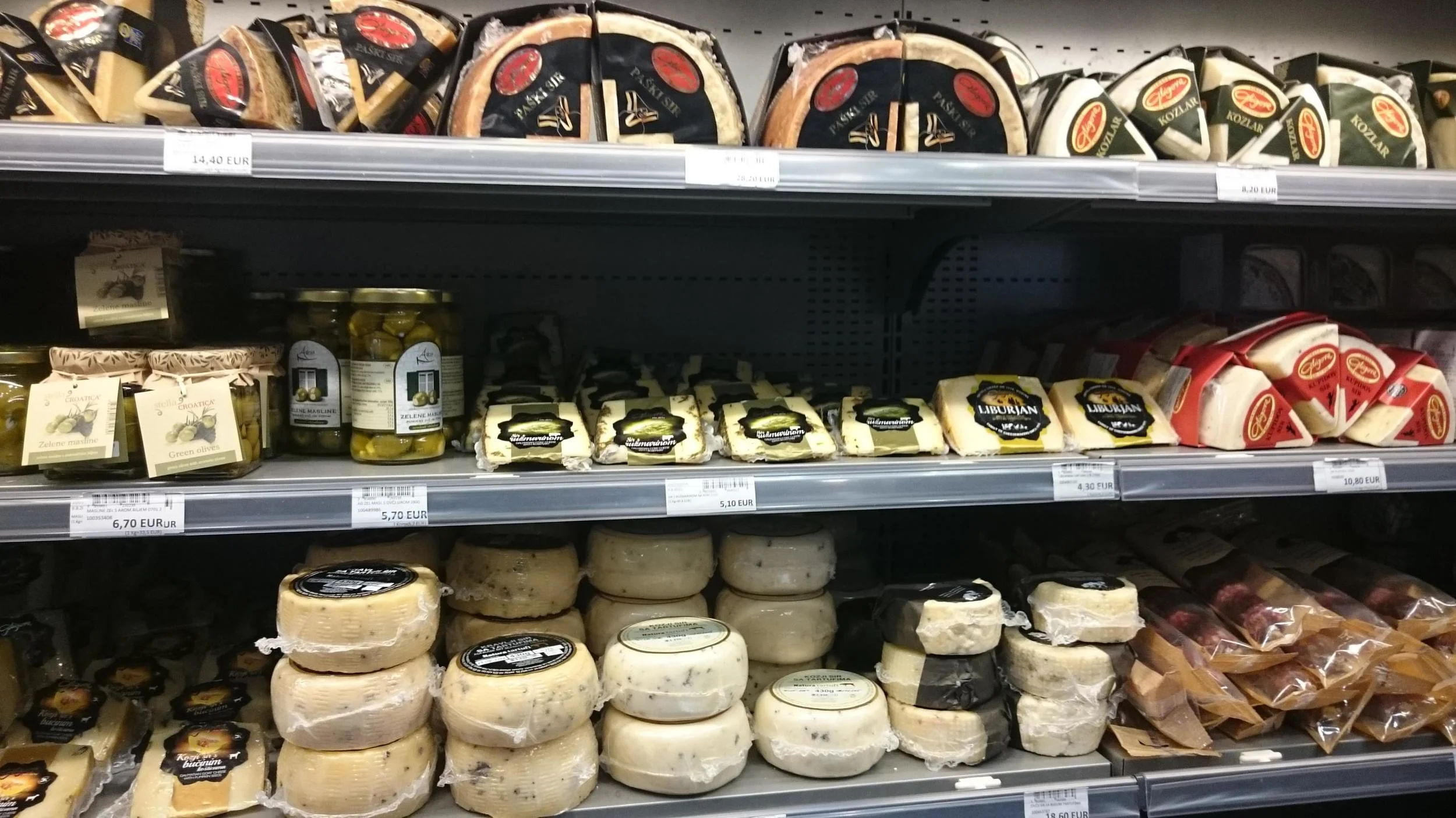 Le rayon à l'aéroport. Je n'achète jamais les produits du terroir, emballés comme ceux-ci, à l'aéroport. Leur qualité, étant une fonction de la rotation du stock, la conservation/réfrigération, et sa provenance, est impossible de garantir.