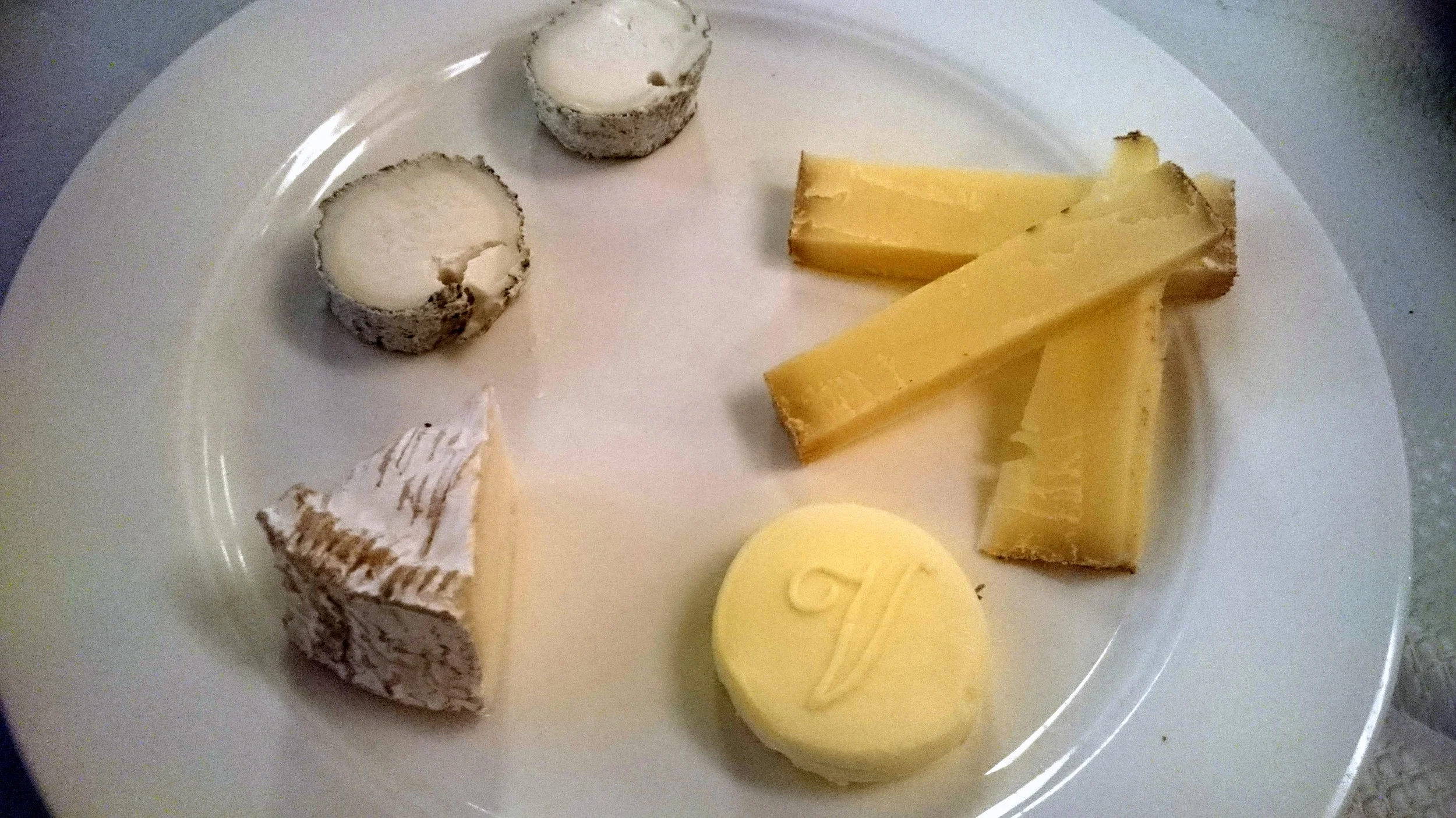 Camembert (vache lait cru, bas gauche), Sainte-Maure de Touraine (chèvre, haut gauche), Comté (vache, haut droite)