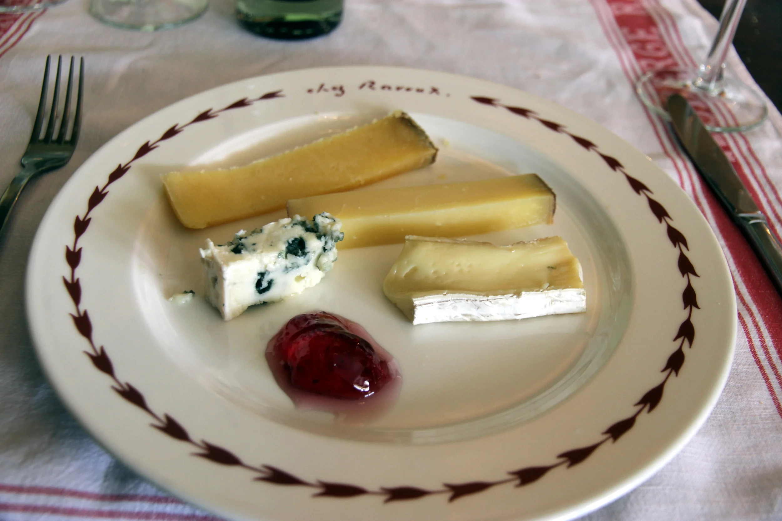 L'assiette du moment à L'Auberge Ravoux (du sud au nord) : confit de coquelicot, le Roquefort Papillon (gauche), le Brie de Meaux, le Comté, le Salers.