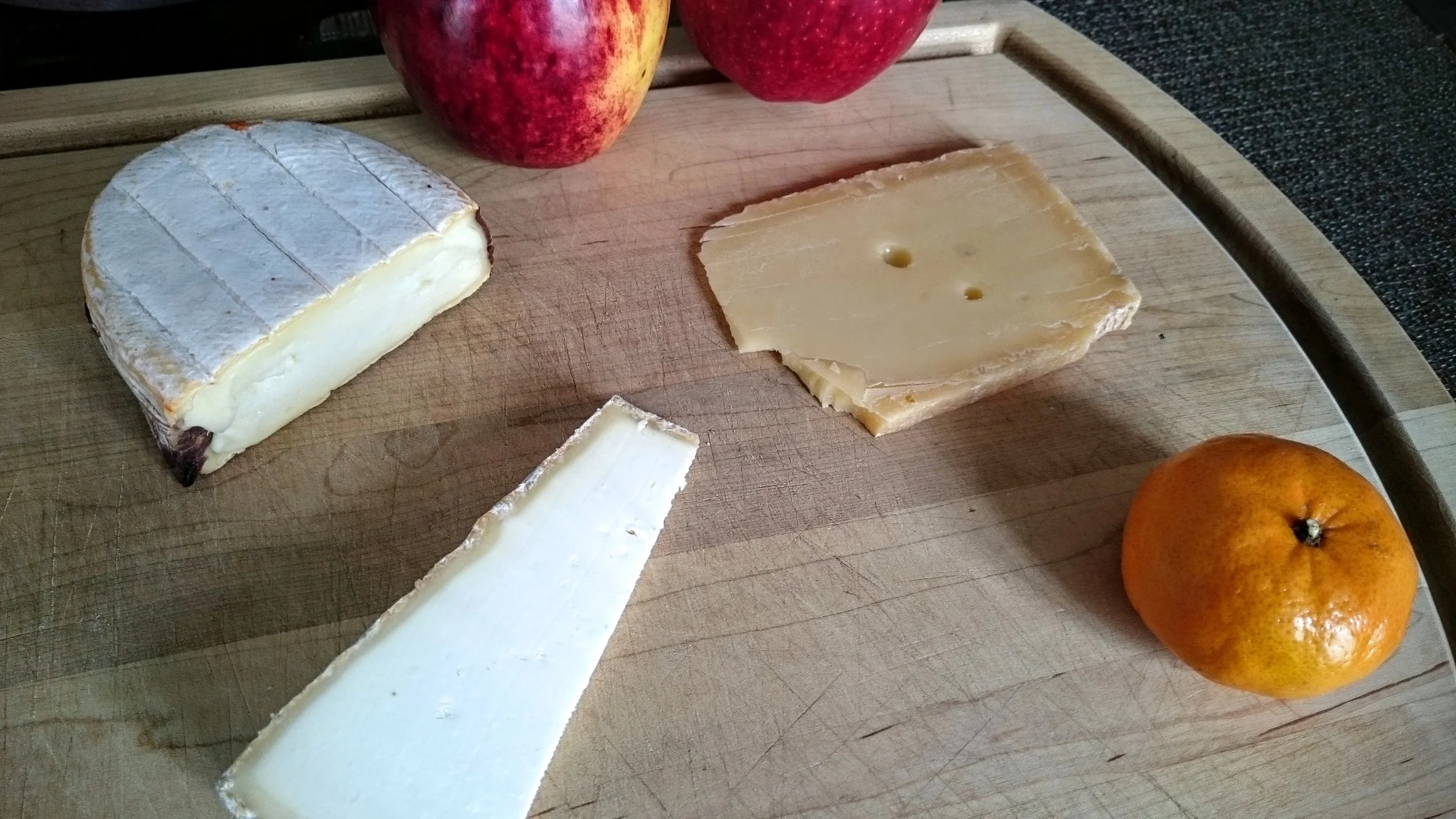 Le Claousou (haut gauche), la tomme de Saulnois (haut droite) et le cône du Colombier (bas gauche).