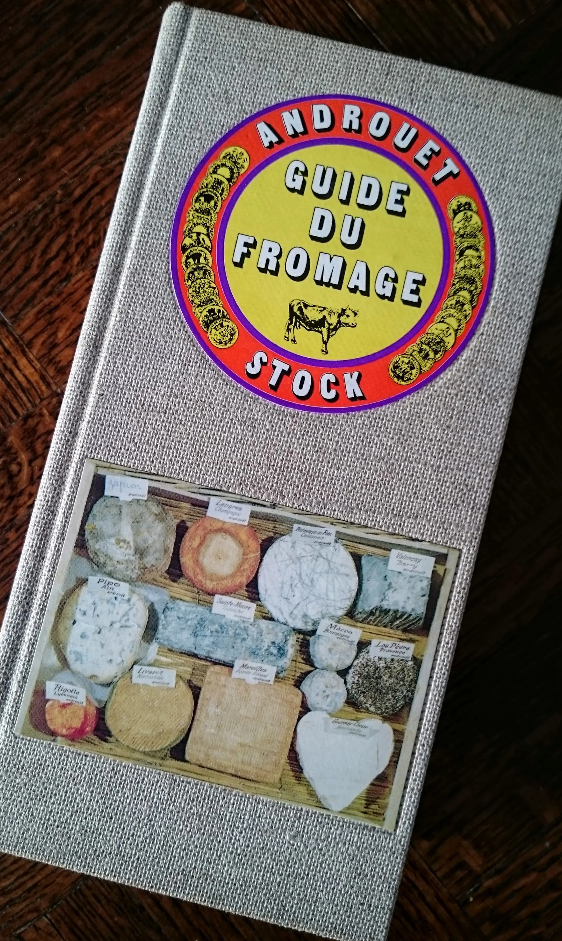 J'ai trouvé une copie du Guide du Fromage, un livre éternel publié en 1971 dans le marché en face de mon appart - une bonne affaire à 10 € !
