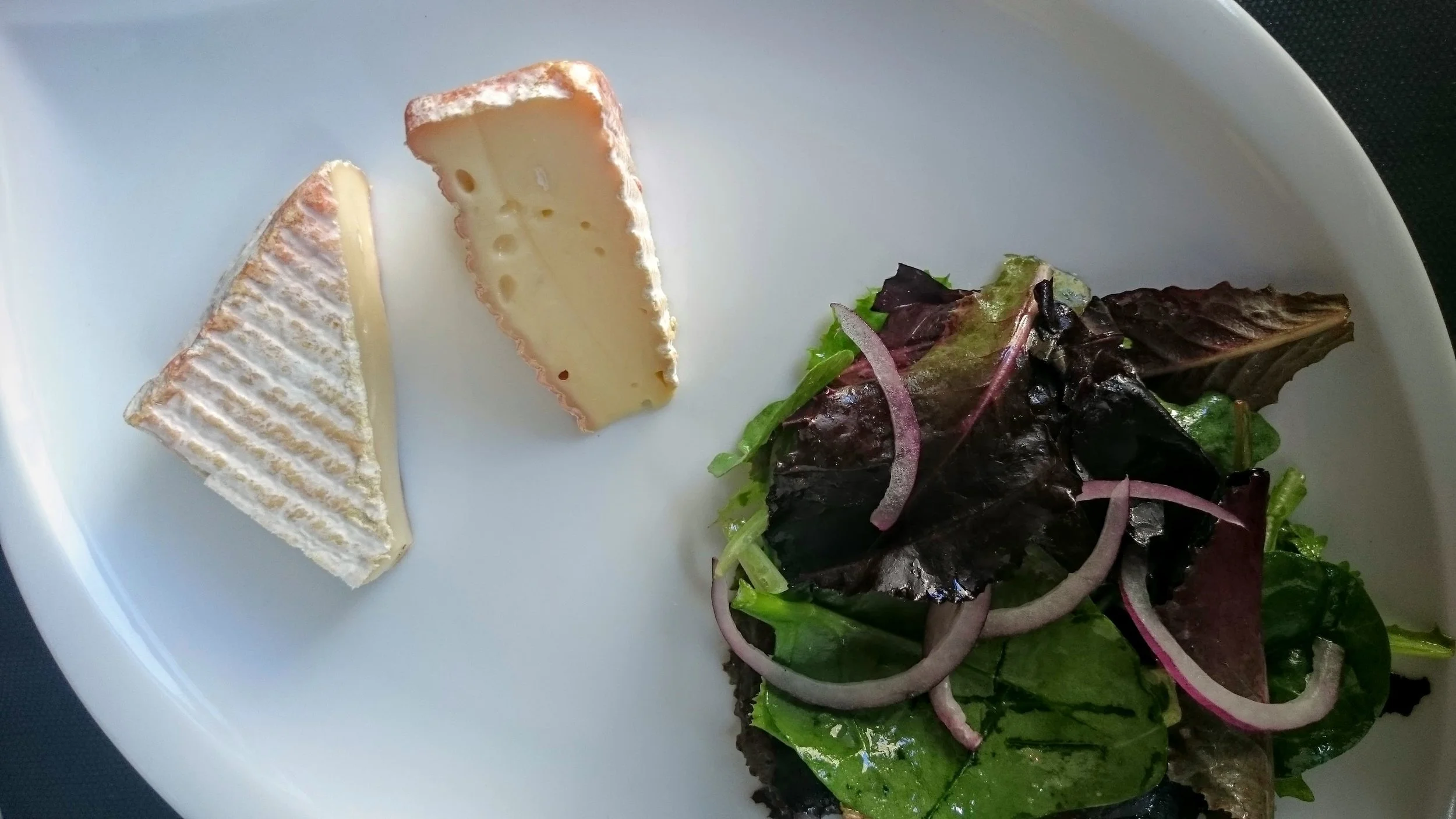Je ne comprends pas pourquoi on a mis de la salade. Je ne l'ai pas mangé. 