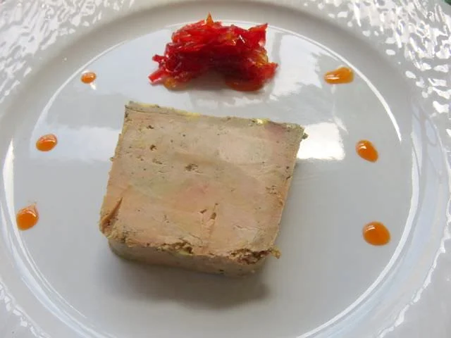 Foie gras maison avec sa confiture du poivron rouge