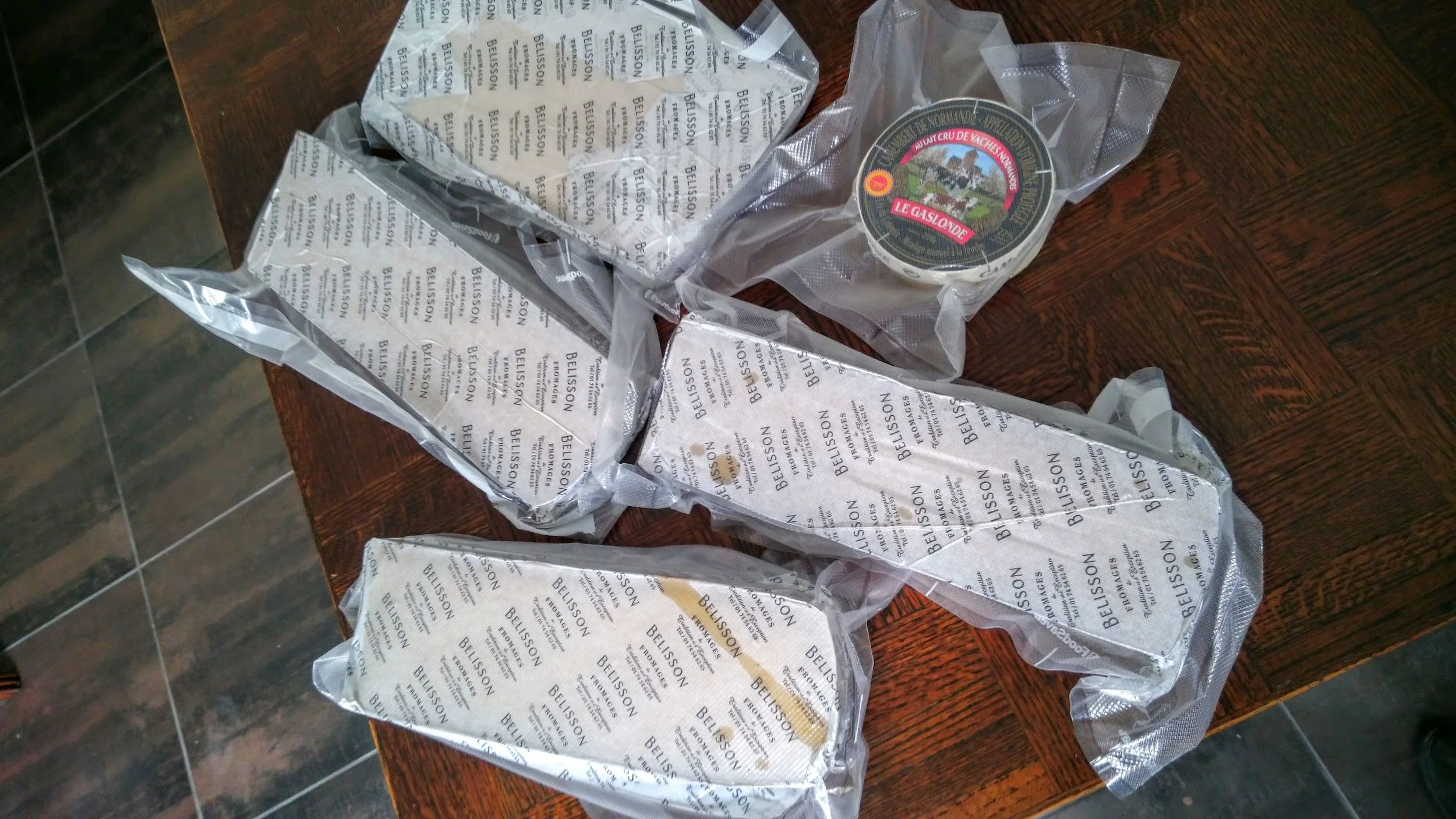 Pour mettre en perspectif, comparer avec le Camembert, qui a une taille normale selon son cahier de charge.
