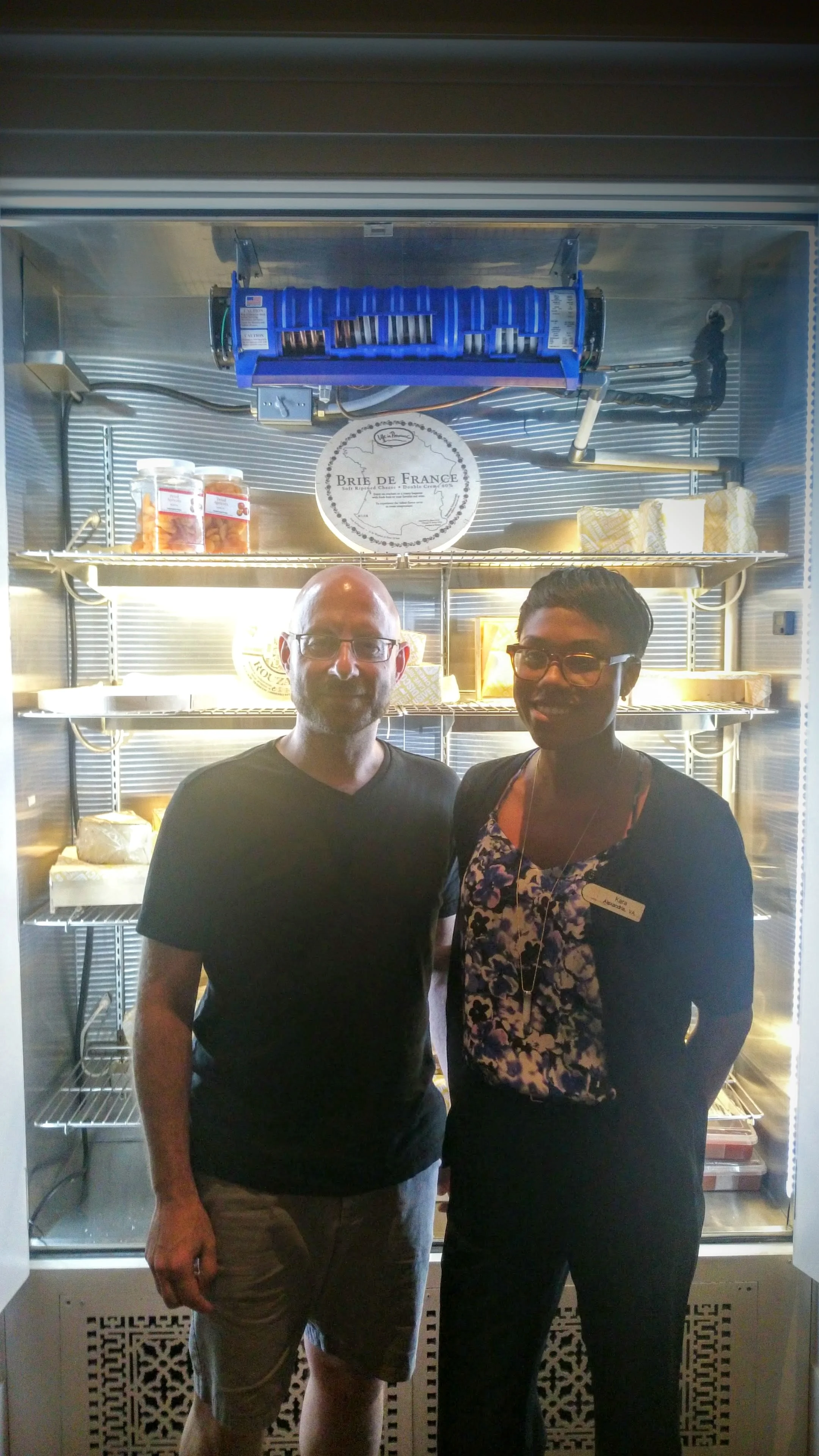 Le frigo, Kara (la maîtresse des fromages), et moi-même !