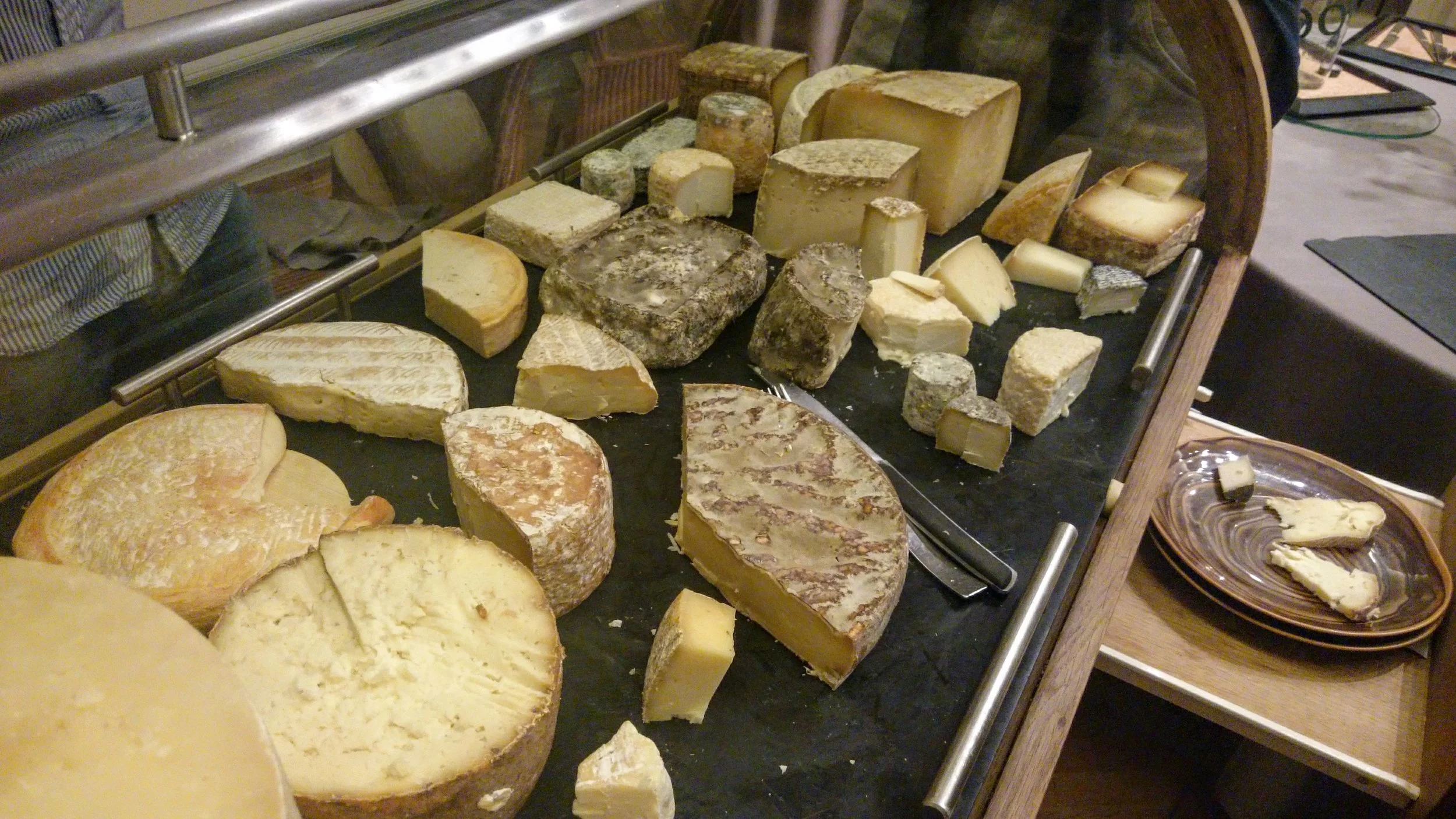 Le chariot de fromages au Château de Champlong. Tous de la maison Mons sauf la fourme blanche (bas gauche) et le palet juste à côté.