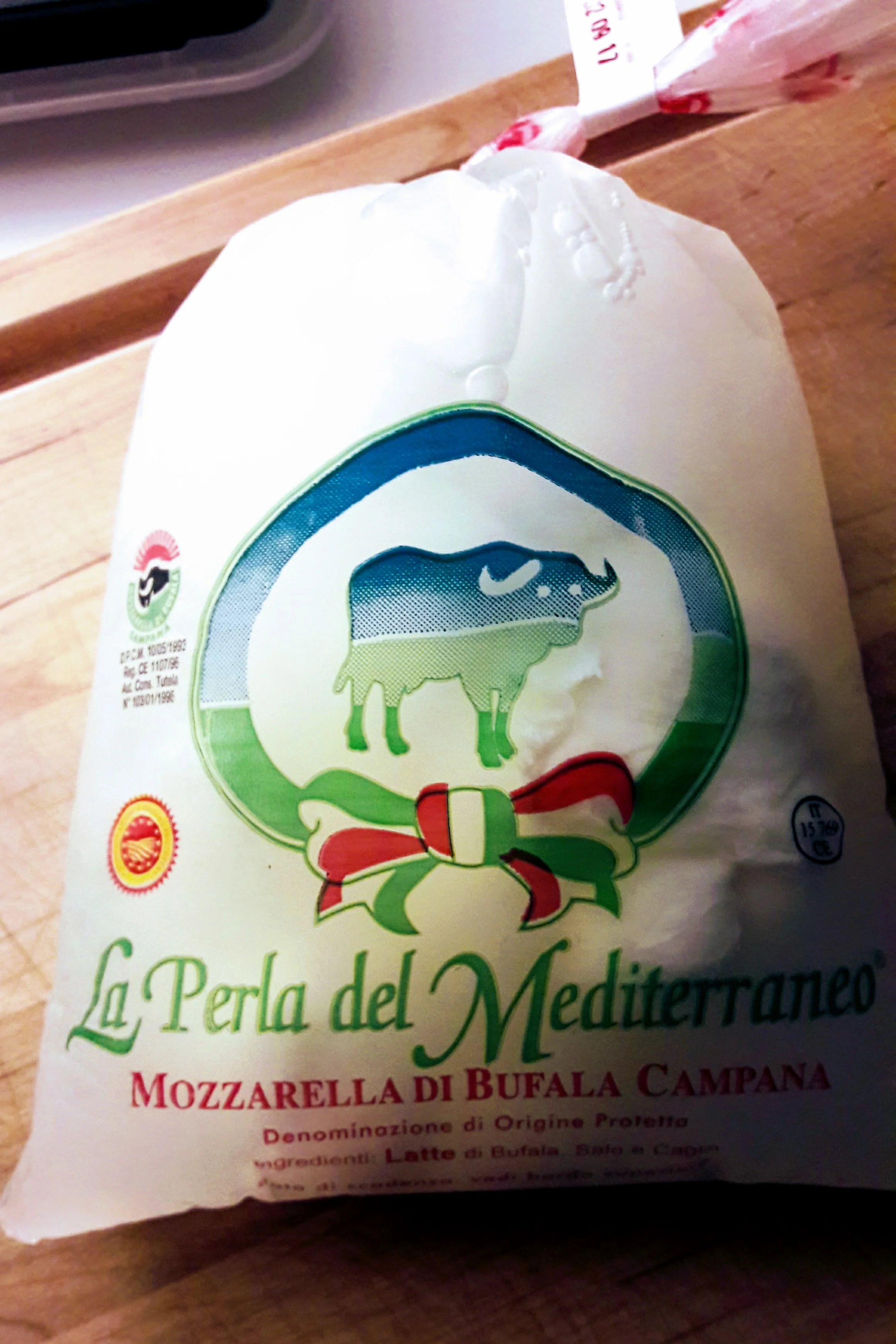 Ce fromage a été fabriqué dans la région de Campania en Italie, près de la mer et la belle côte amalfitaine.
