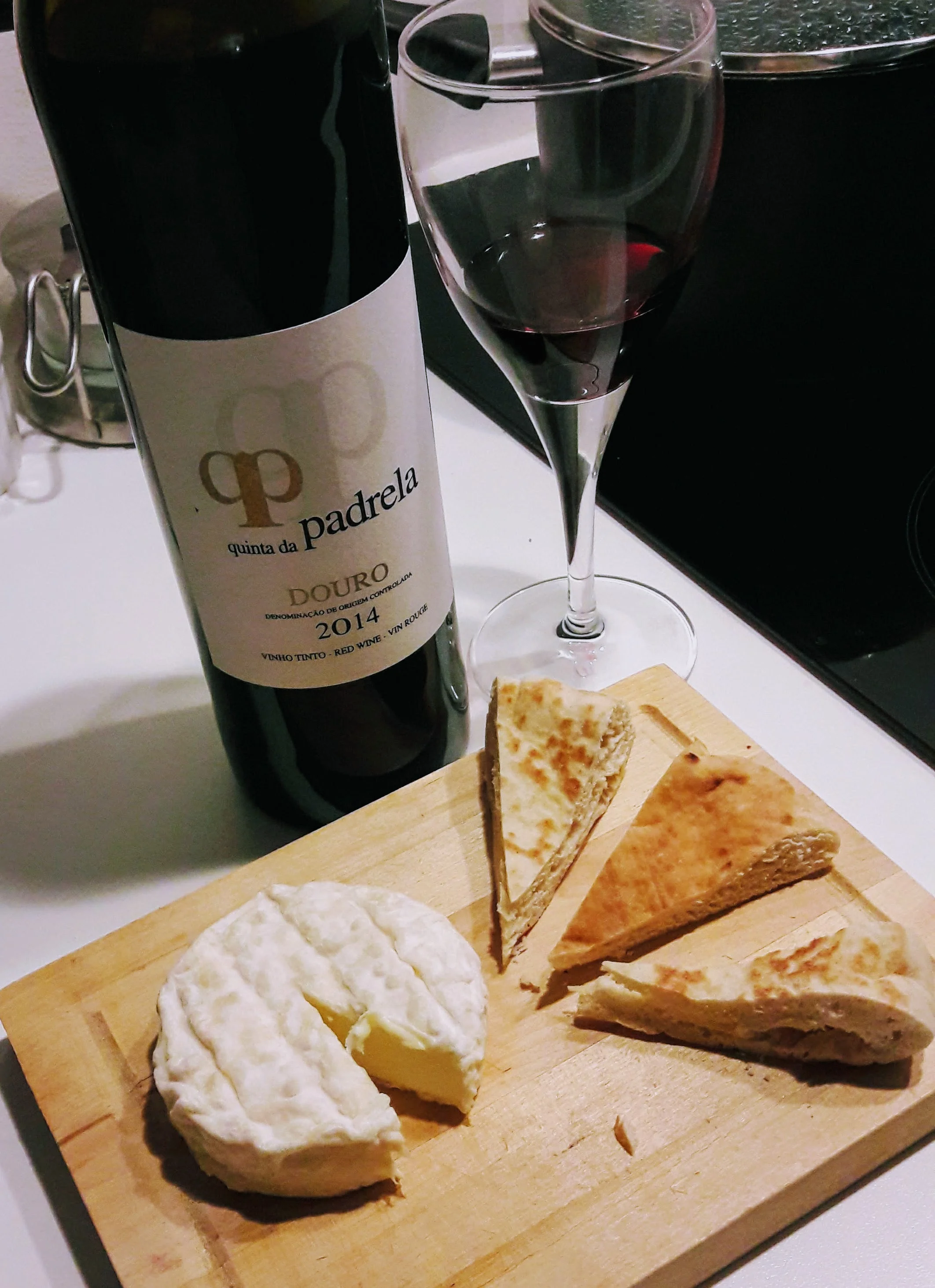Le Saint Marcellin s'est merveilleusement bien comporté avec ce rouge portugais, un cadeau de nos amis qui exploraient la région du Douro.