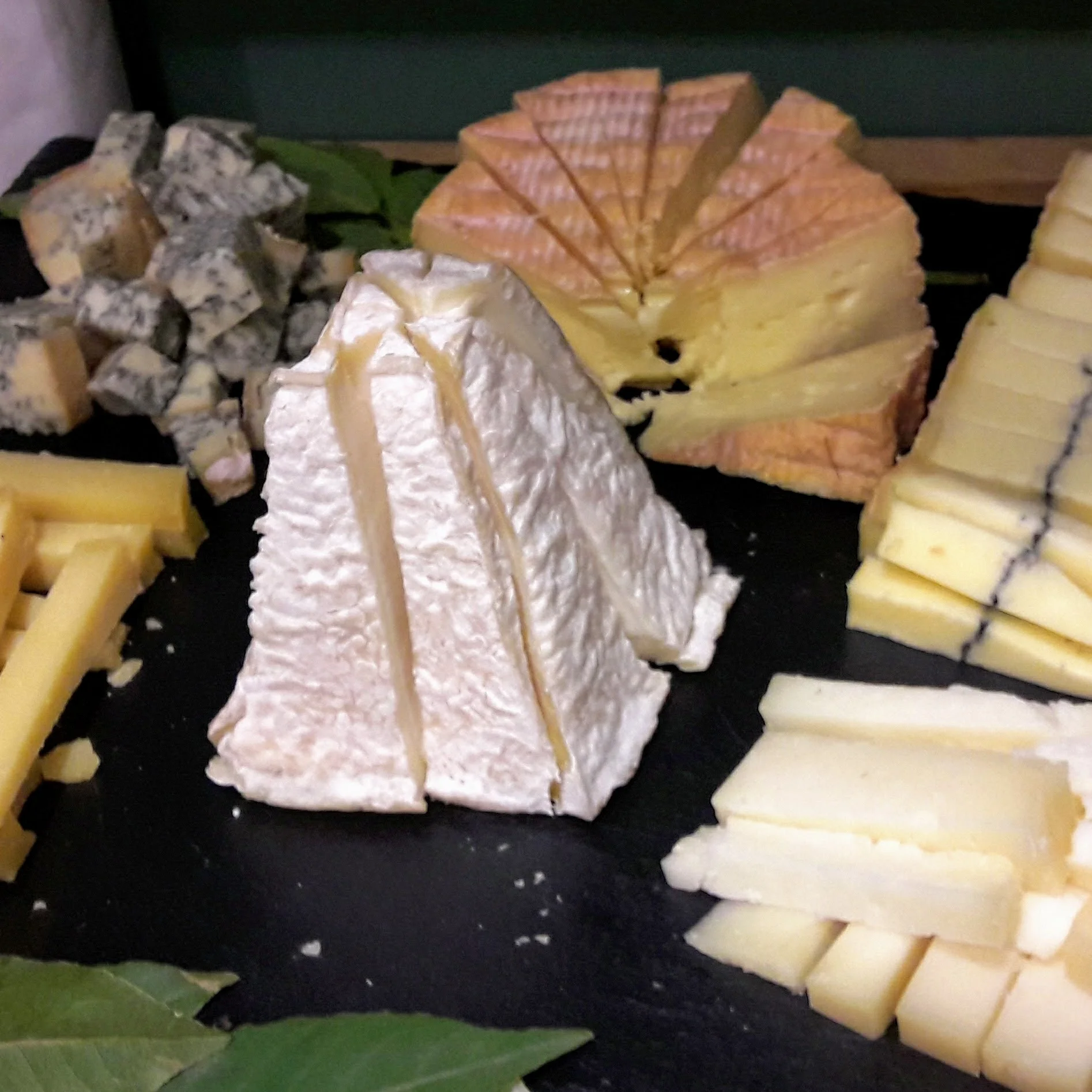 P = Pyramide = Pouligny-Saint-Pierre. C'était une assiette de fromage que j'ai faite pour des amis. De gauche à droite, dans le sens des aiguilles d'une montre : Comté AOP 24 mois, Bleu de Sassenage AOP, Livarot AOP, Morbier AOP, Tomme de Berger.