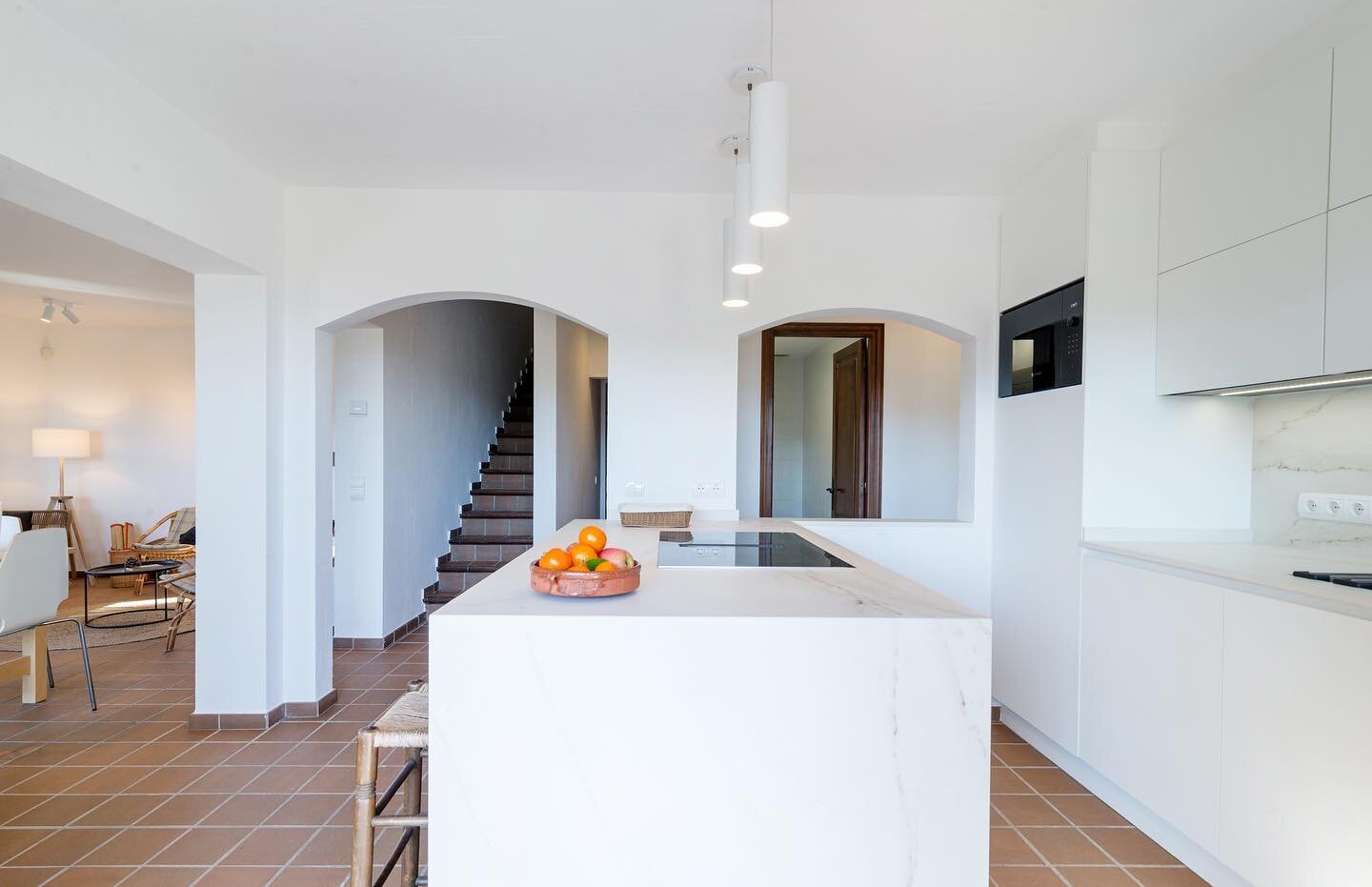 De nieuwe keukens in Luna Llena zijn gemaakt met twee doelstellingen: het dagelijks leven gemakkelijk en plezierig maken en een huiselijke en gastvrije sfeer cre&euml;ren waardoor u zich thuis voelt. 👩&zwj;🍳👨&zwj;🍳#sarieralunallena #villalunallen