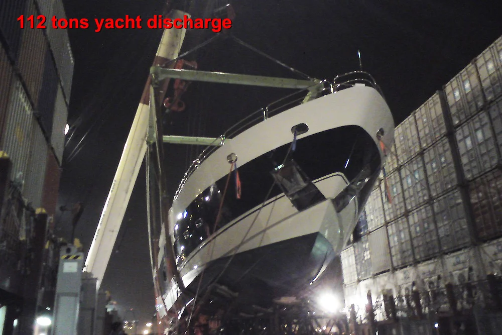 2009-09-23 Yacht 112T discharge (Maersk).JPG