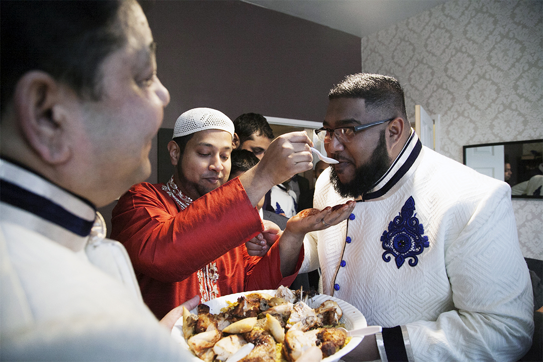 Feeding The groom and his family feed one another with spoonfuls of rice and chicken before leaving the house. Feeding takes place throughout much of the Nikah or wedding, and a traditional to the day.