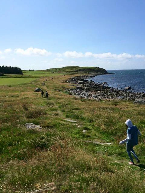 Kollegaer på en hyggelig gåtur langs den vakre kyststien mellom Solastranden og Ølberg.
