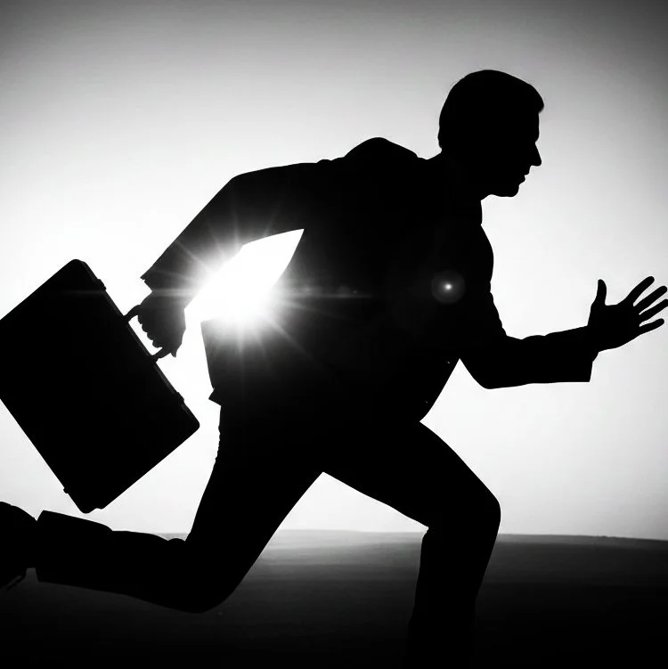 En agent på rømmen med en stresskoffert i et utendørs rebusløp i Stavanger med SpyGames