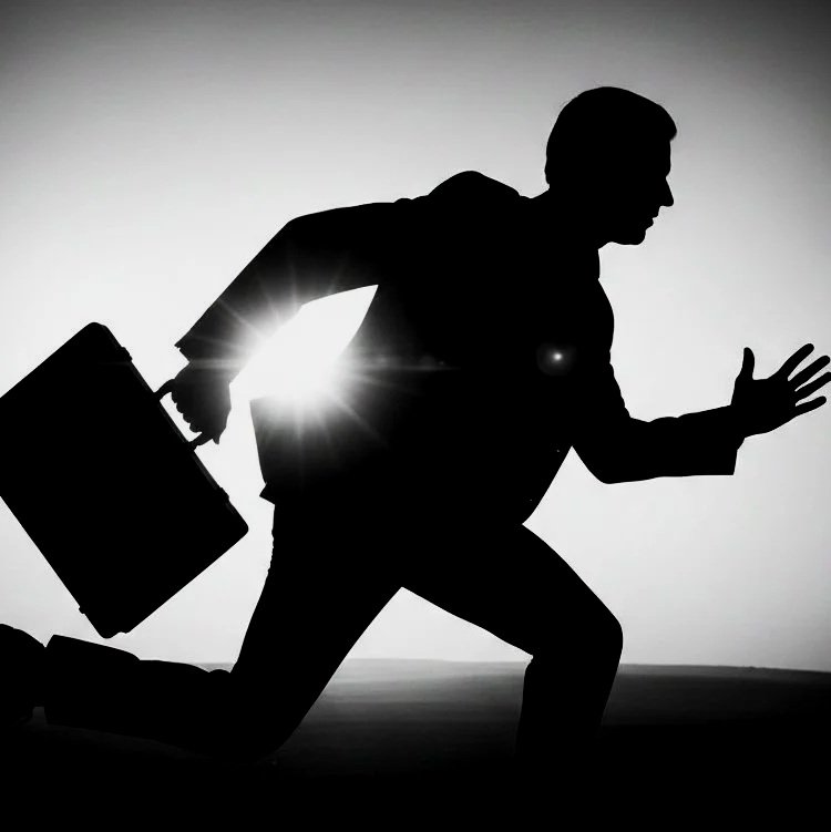 En agent på rømmen med en stresskoffert i et utendørs rebusløp i Oslo med SpyGames