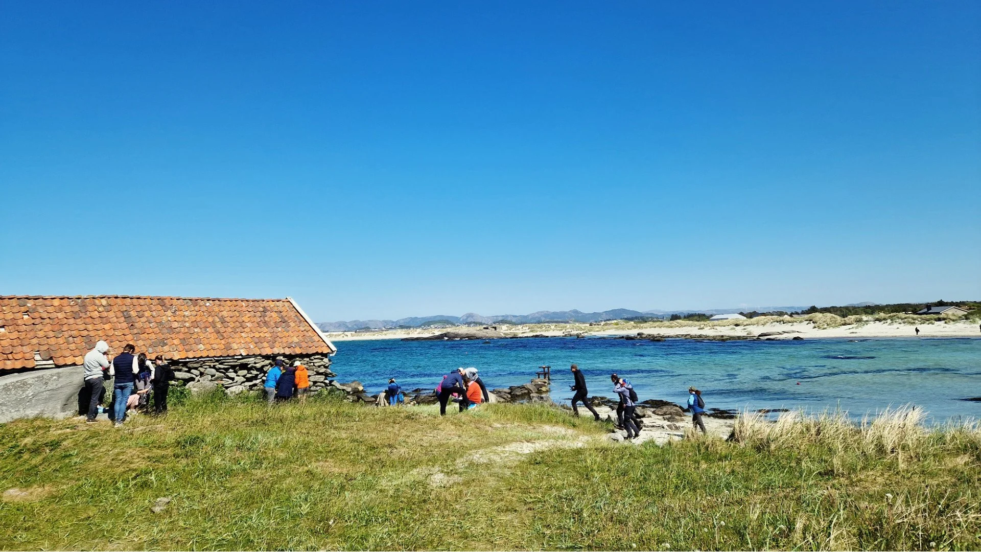 Deltakere leter etter spor og symboler i et historisk mysterie på Solastranden.