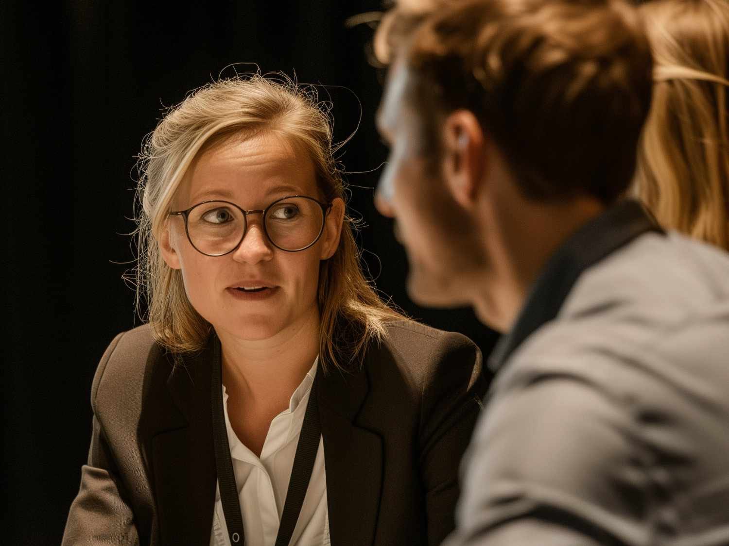 Kollegaer som samarbeider under et engasjerende pauseinnslag på en konferanse i Bergen.