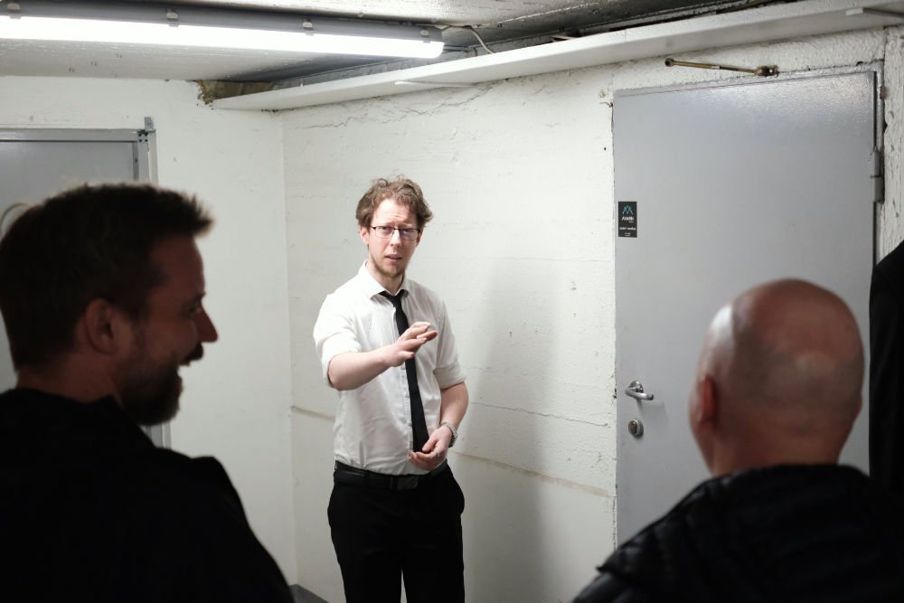 SpyMaster presenterer et bevis til en gruppe på Rebusløpet SpyRace i Bergen