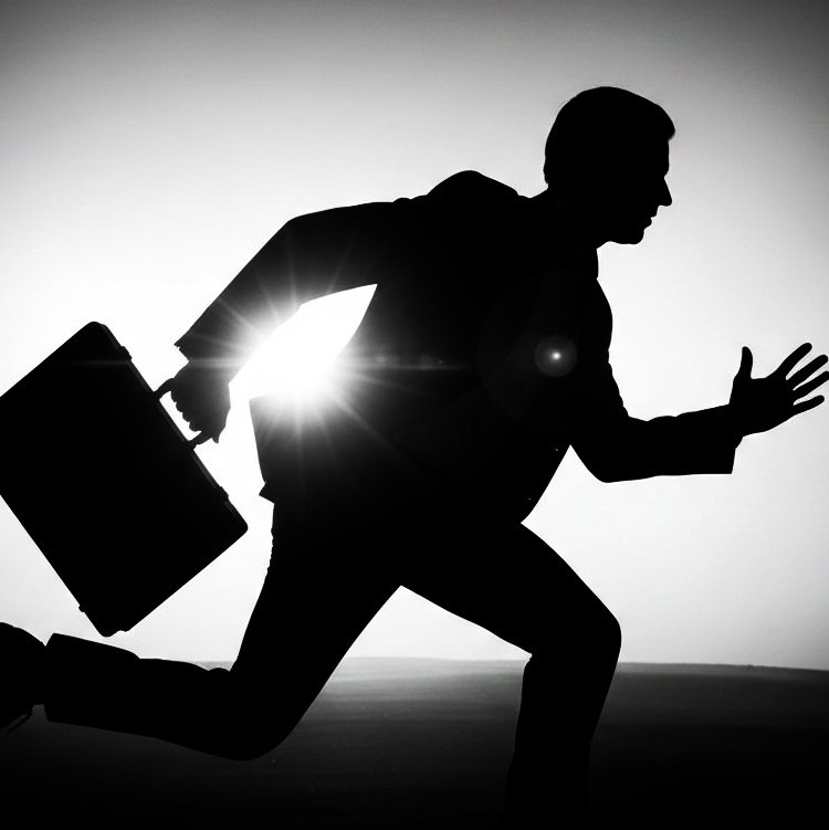 En agent på rømmen med en stresskoffert i et utendørs rebusløp i Kristiansand med SpyGames