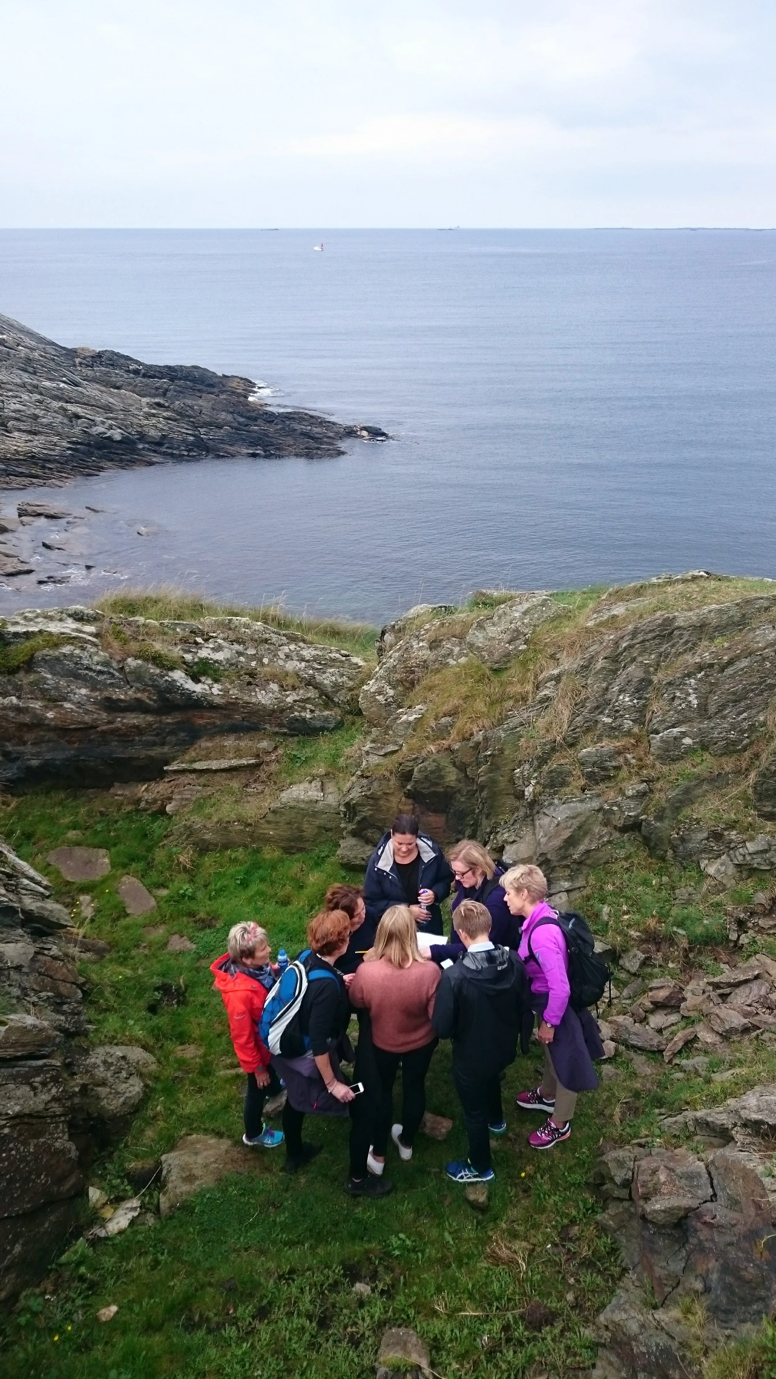 En gruppe kollegaer står samlet langs kysten på Sola for å knekke neste kode i spiondramaet.