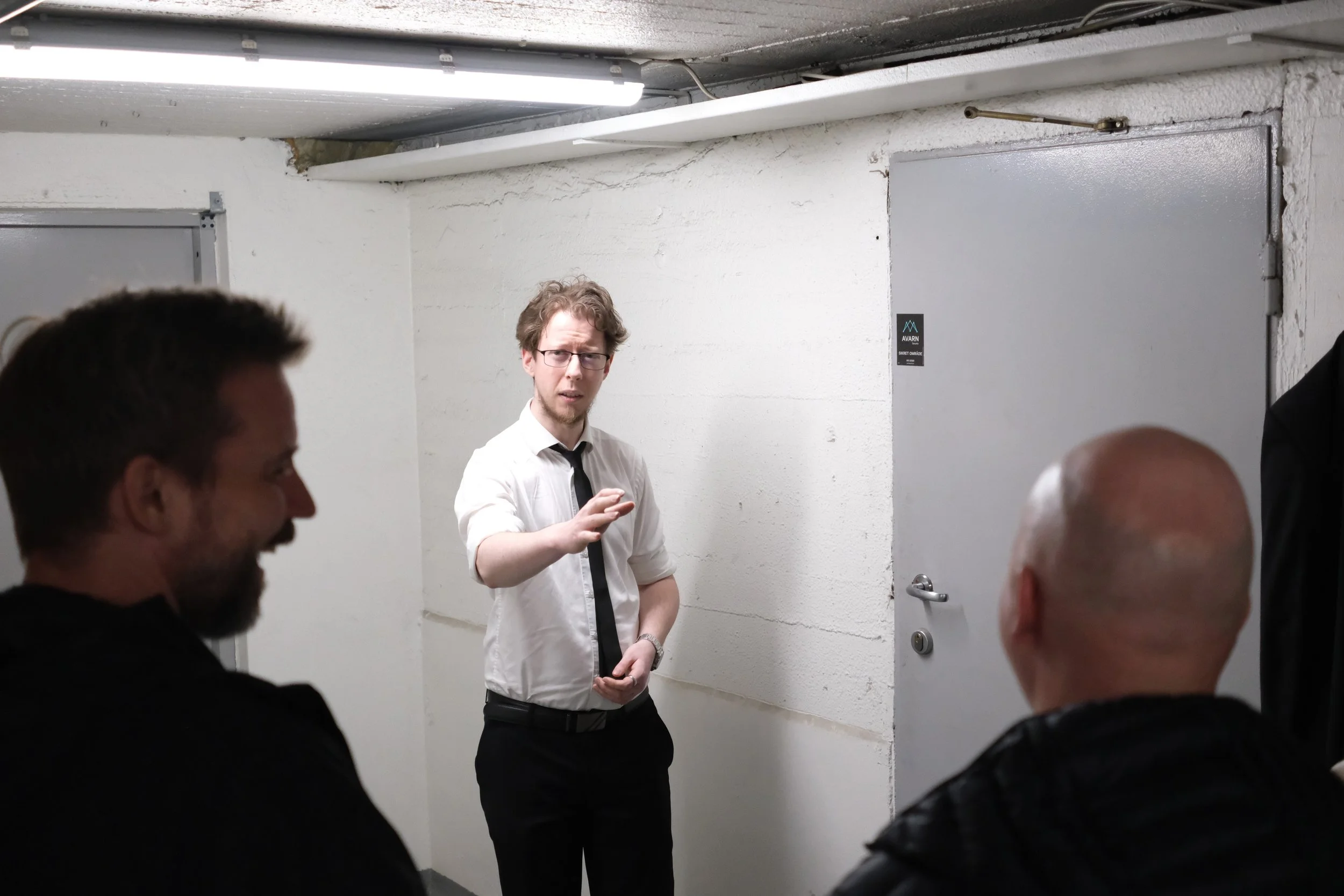 SpyMaster presenterer et bevis til en gruppe på Rebusløpet SpyRace i Oslo