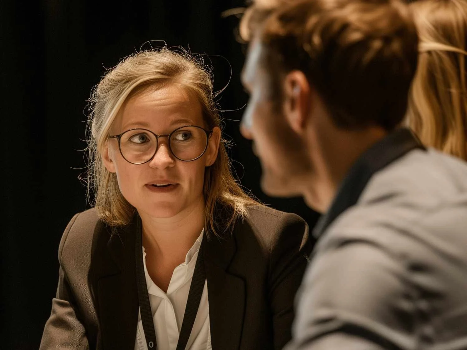 Kollegaer som samarbeider under et engasjerende pauseinnslag på en konferanse i Kristiansand.