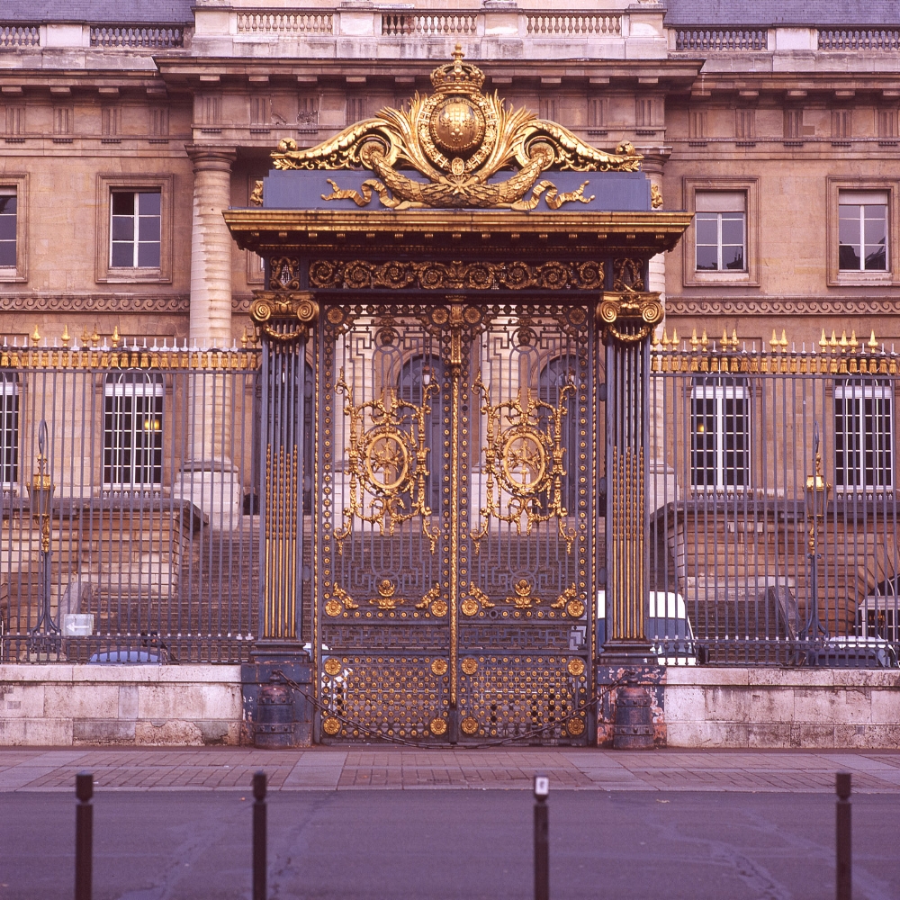 The gates in front of the Palais de Justice de Paris