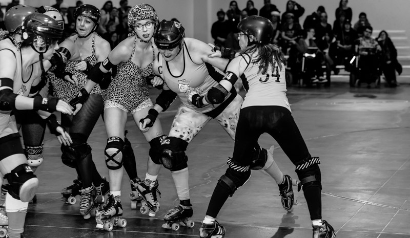 Gore Gore Rollergirls' jammer Murdercat gets the cold shoulder from Chicks Ahoy! blocker Francesca Fiueré