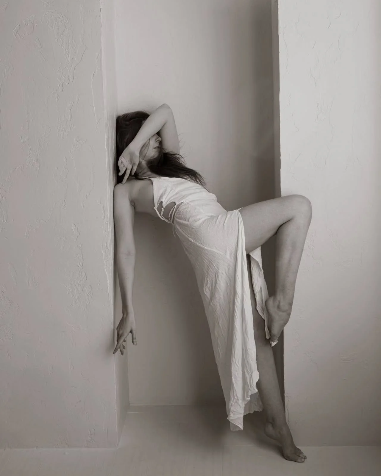 Model: @ginger_rox 
Studio: @mintroomstudios 

#naturallight #light #mintroom #gingerrox #naturalbeauty #natural #art #photography #classicbeauty #classicartpose #pose #artpose