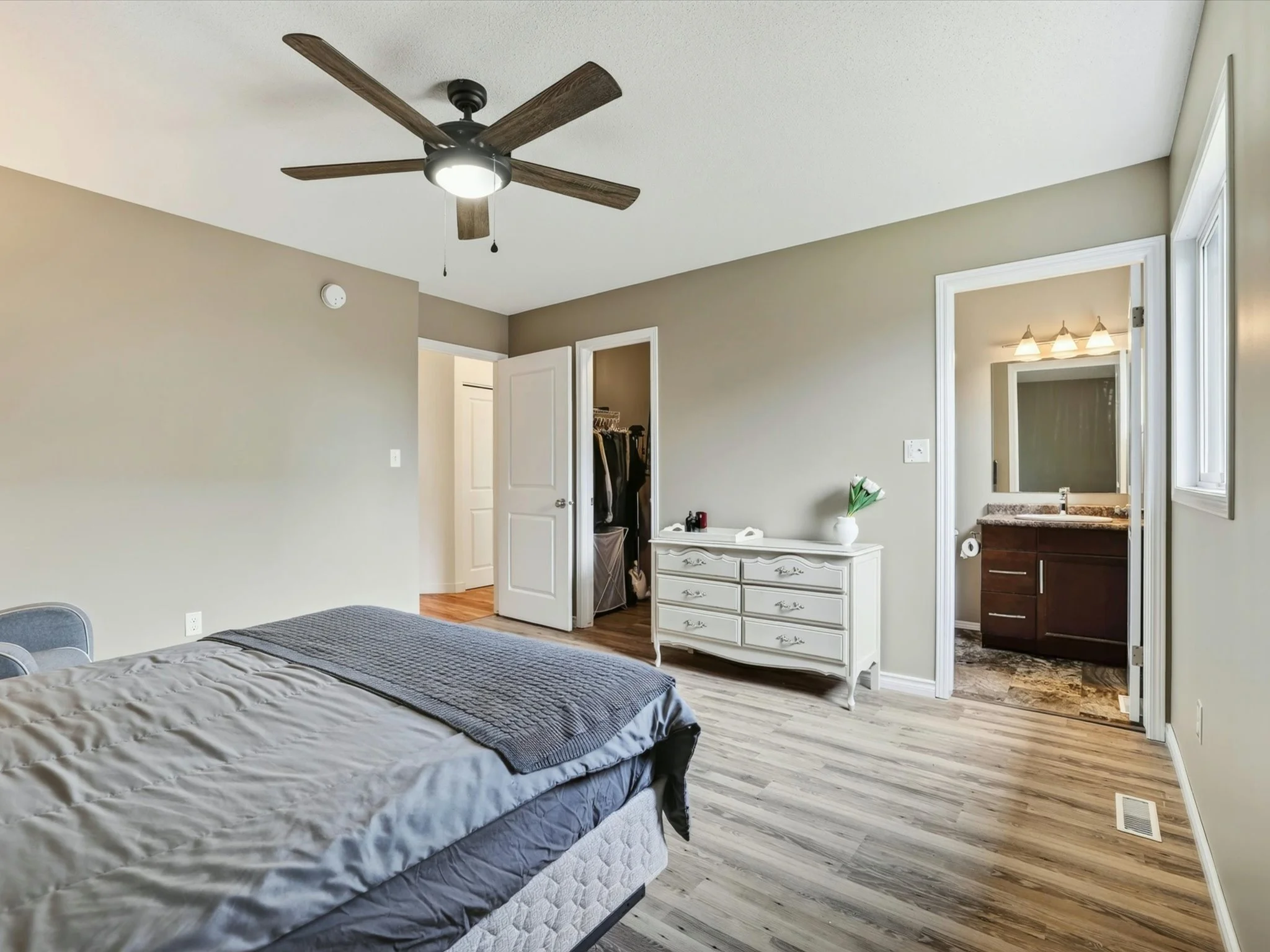 23-87 Bill Larkin Ln - 22.jpg