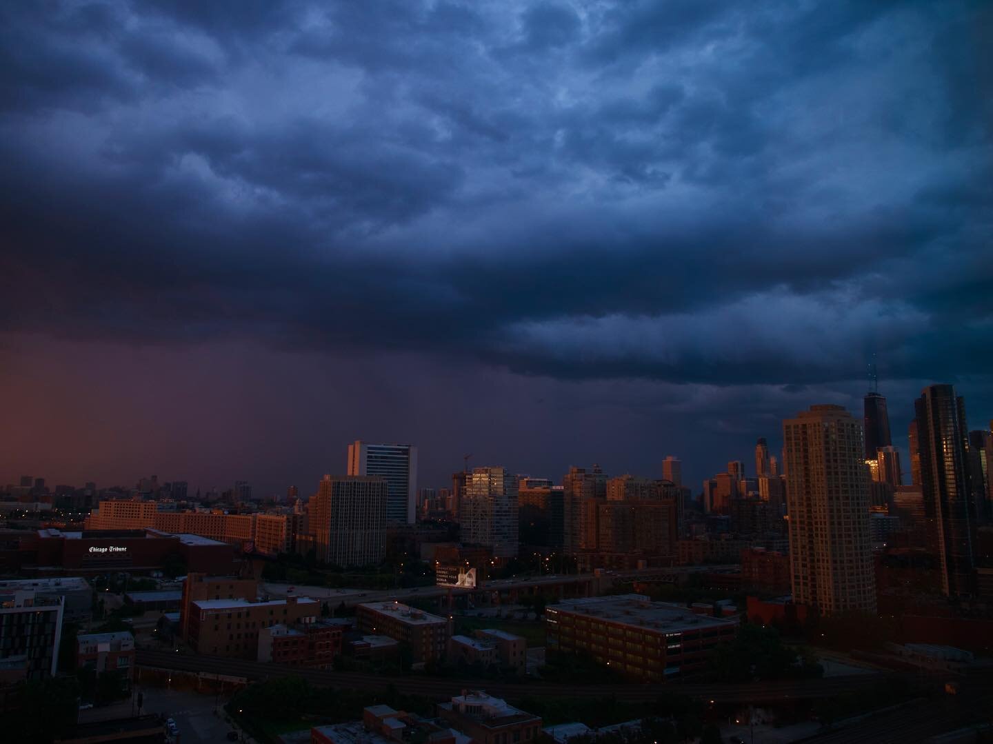 Just got around to correcting this pic from last year. A photo of a rainy day for another rainy day. 
.
.
.
#chicago #rivernorth #fultonmarket #chicagosunsets #chicagosunsets🌇 #chicagotribune #hancockbuilding