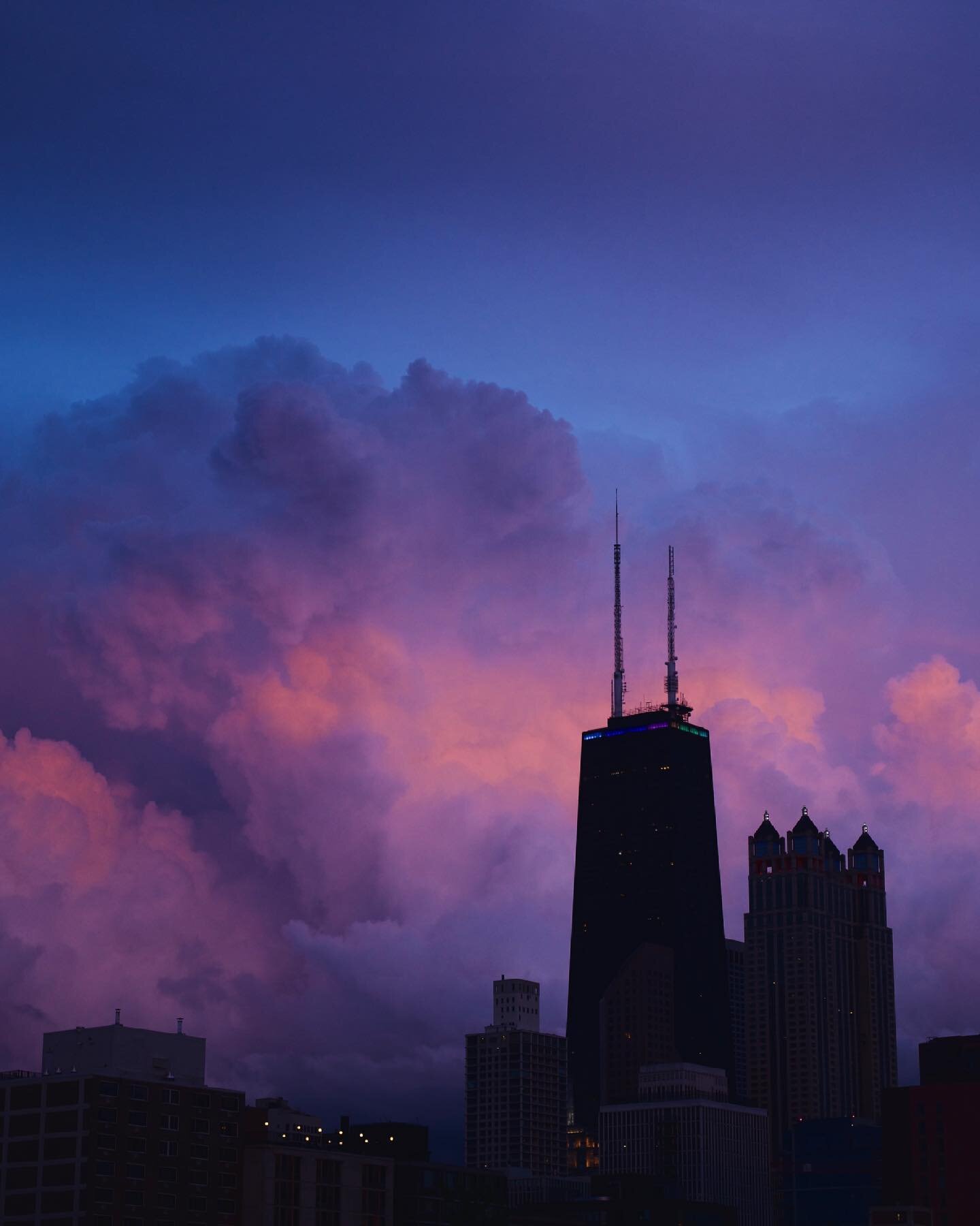 Is it storming?  Or is it a respite?
.
.
.
#chicagostorm #twilight #chitown #chicago #cloudporn #sunsets #hancockbuilding #777nmichiganave @chicago