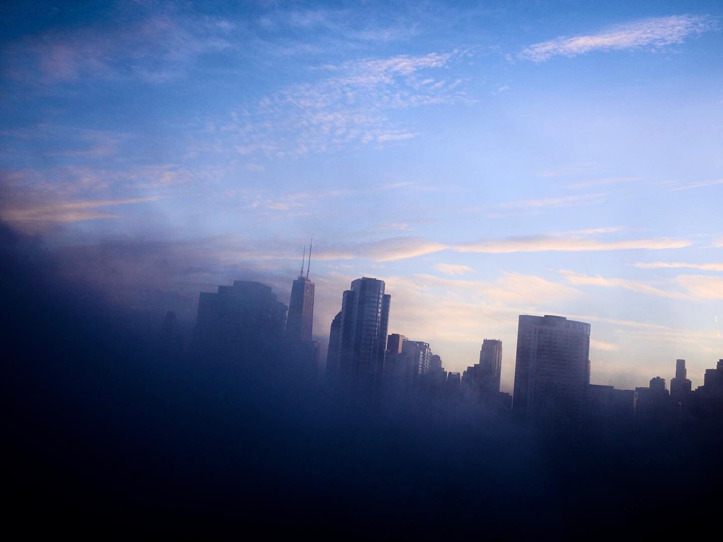 Another photo of a foggy Chicago from a while ago. I&rsquo;d forgotten about some of these.
.
.
.
#chicago #foggychicago #foggycity #chicagomornings #chicagosunrise #chicagosunrises #foggymorning