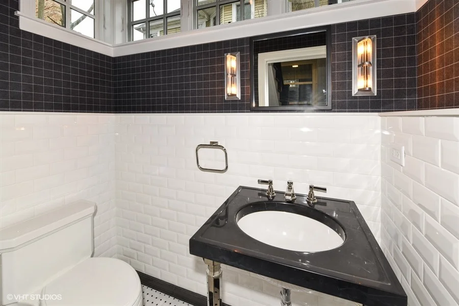 22_722SLincoln_7_HalfBath_LowRes.jpg