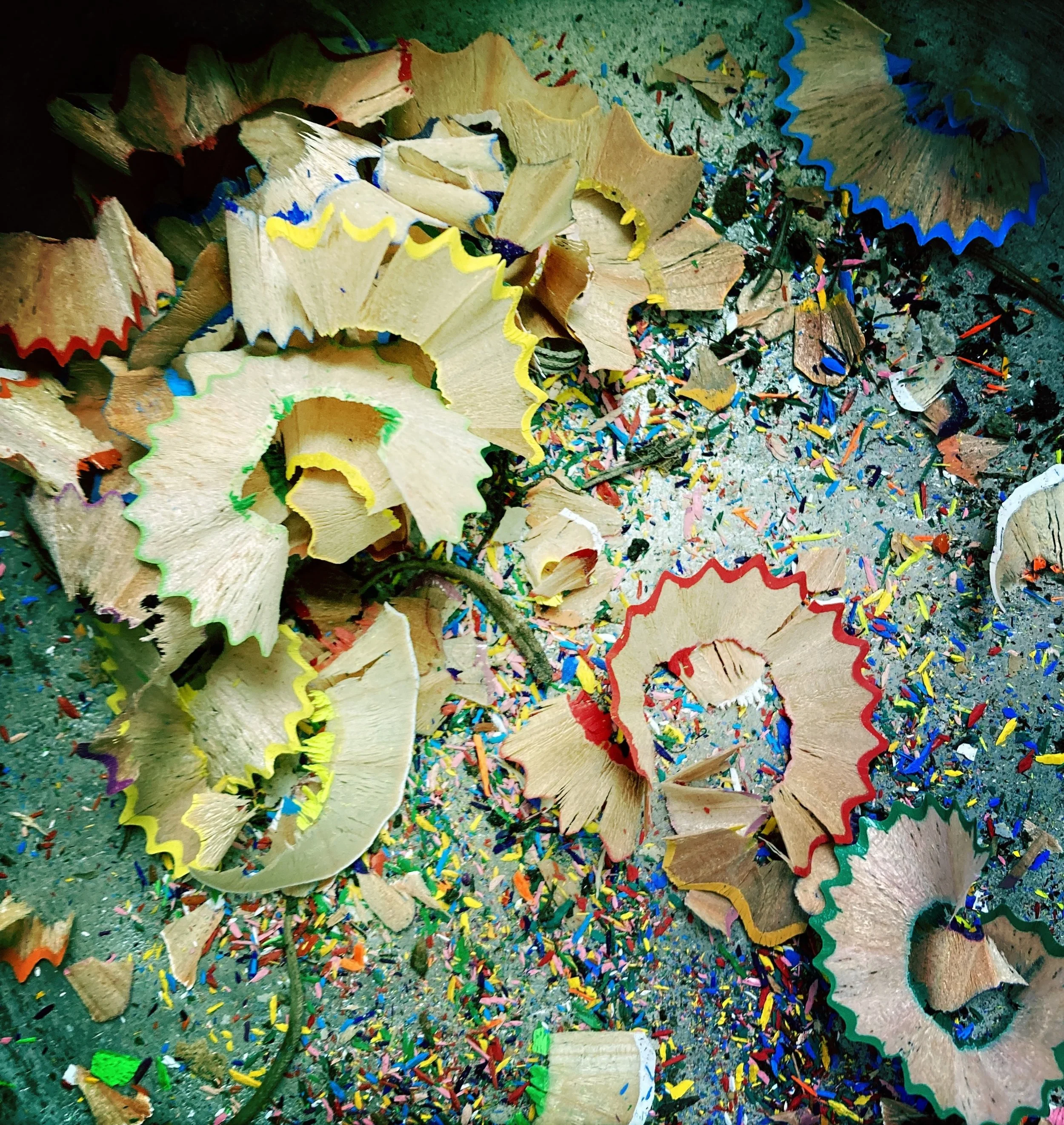 Haufen von bunten Stifteresten und Holzspänen als Symbol für das kreative Material im Kurs.
