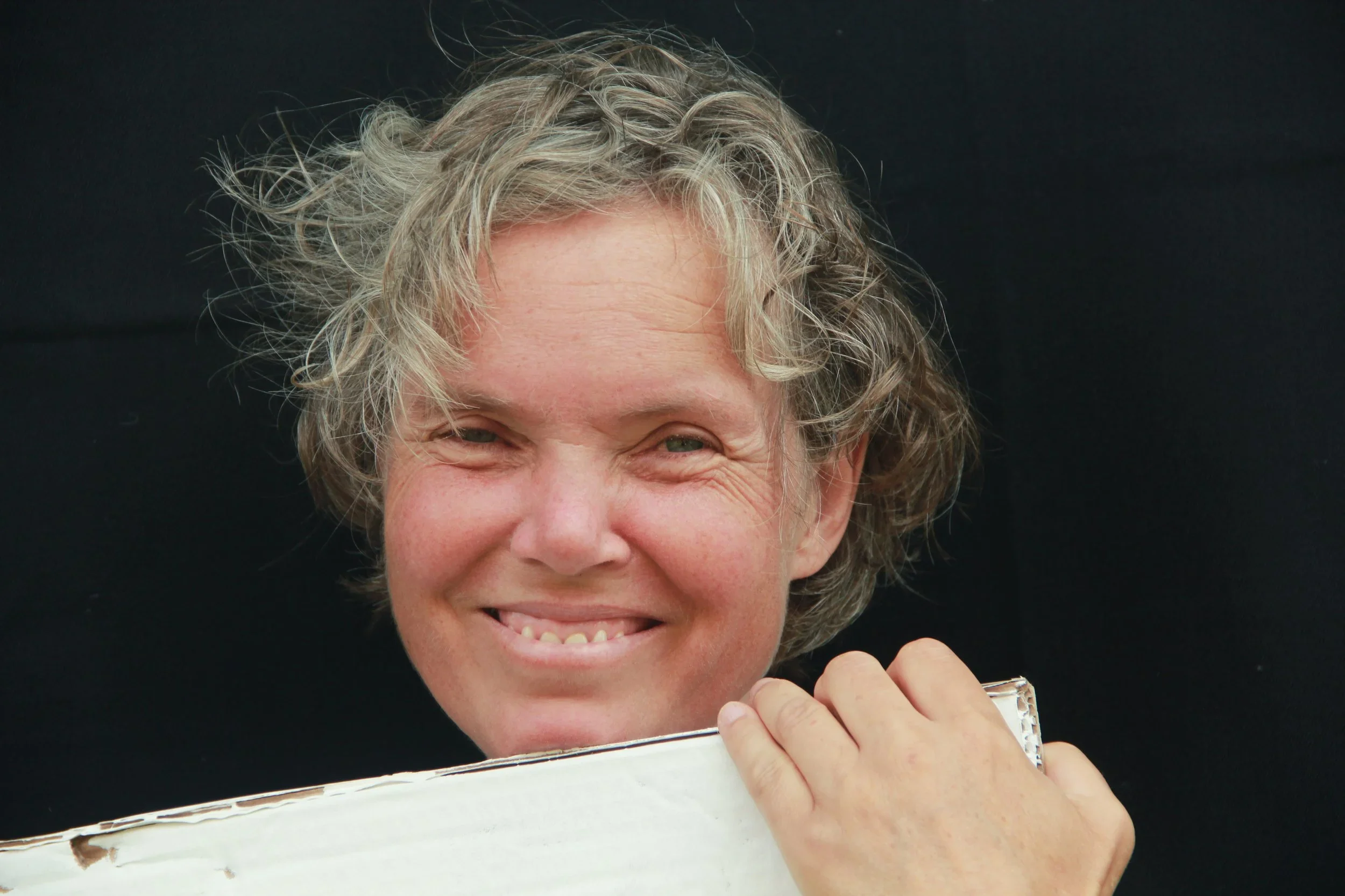 Dr Marion Ettemeyer (Neurogrpahik Trainerin) vor schwarzem Hintergrund.