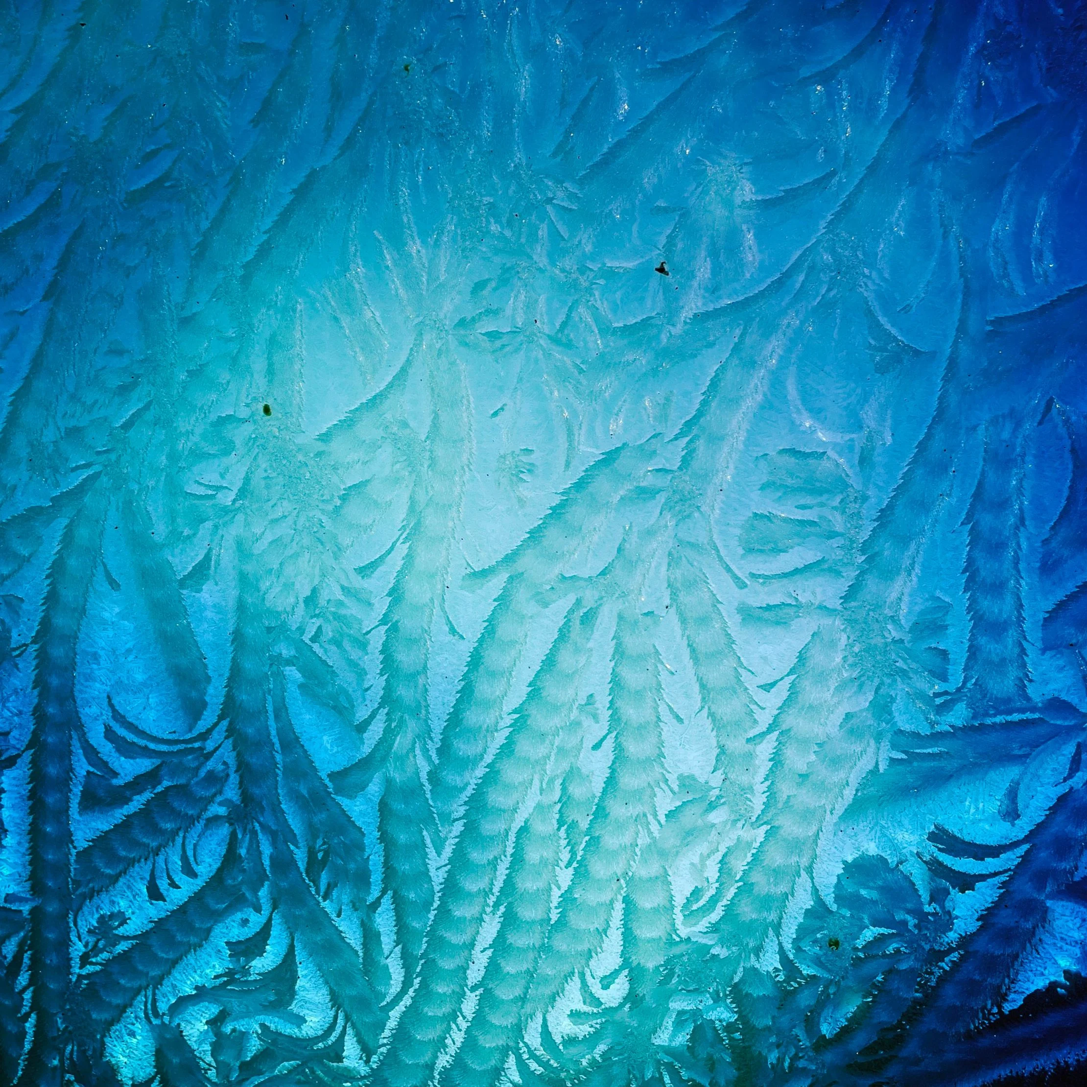 Blaues, kreatives Bild als Symbol für Entlastung, Reinigung und das Loslassen von Ballast.