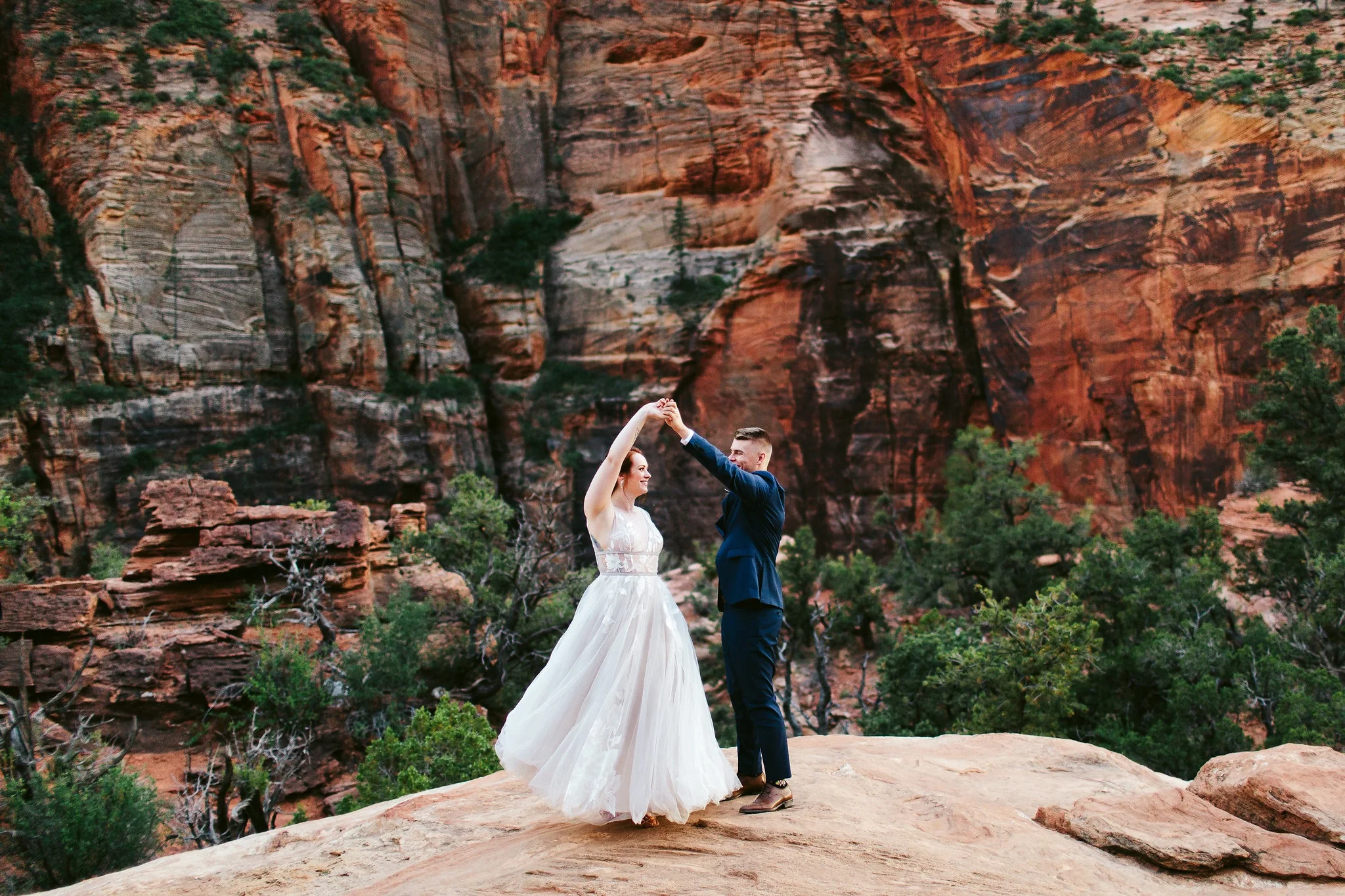 nicodem-creative-small-intimate-wedding-photo-inspiration-zion-national-park-elopement-forevermore-events-by-bloomers-flowers