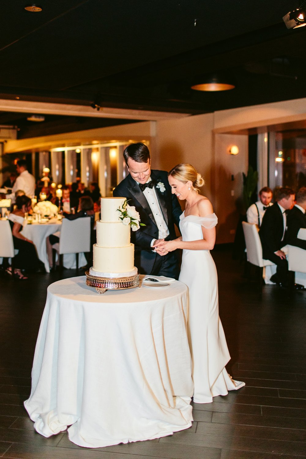 cake cutting at chicago wedding